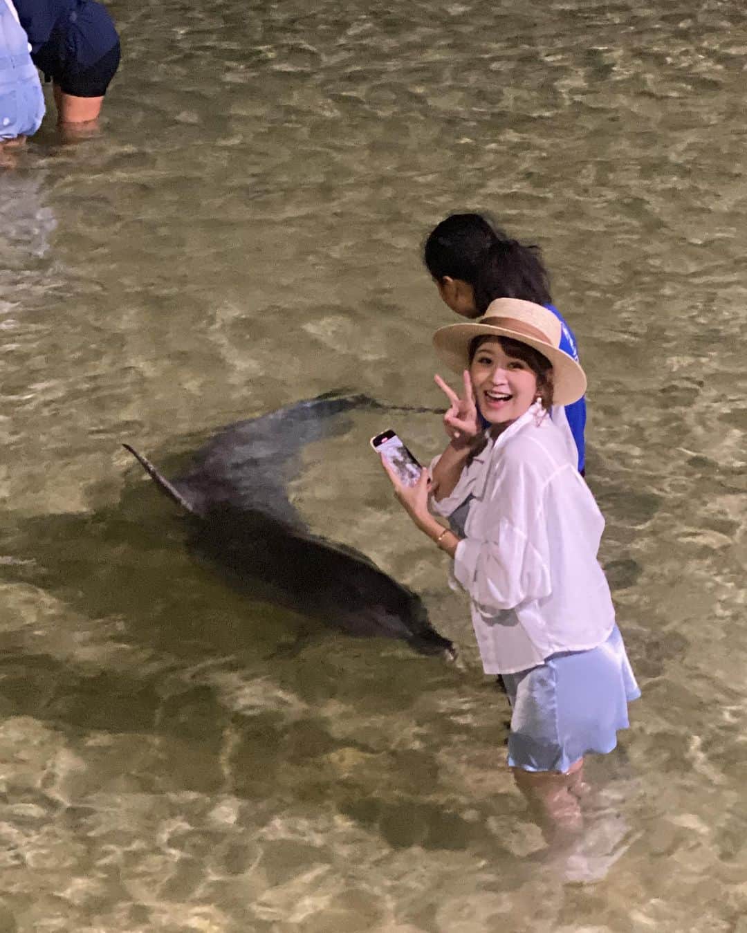 郭圈圈のインスタグラム：「餵野生海豚🐬初體驗🥰🥰🥰 太可愛了啦😍 可以說是來 #摩頓島 的必參加活動 （也可以在旁邊棧板上觀看海豚） （餵食海豚的費用比沒有的大概多了$1300） - 由於當天天氣不佳⋯整個下午真的超無聊 還很擔心下雨海豚會不會不來～🥹 （海豚是野生的，沒來的話也不會退款喔） 幸好最後有來～雖然天氣很冷還要下海🤣（大概不到20度+海風+我穿得很夏天）但還是很值得😍😍😍 （建議大家有要去的話記得穿短褲或短裙唷！穿長裙的話應該蠻悲劇🫠）（我想說我裙子應該夠短了，結果我腿更短🤣幸好內褲沒濕） - 第二個影片是我的餵海豚視角🐬 真的好近喔🥰（聽說我在跟海豚自拍的時候，岸上的人都覺得我很有趣🤣） 第三個是阿恩在岸上幫我拍的💙 謝謝老公帶我們母子倆去看海豚😘 - 我們這行程是在trip.com上面訂的 也給大家參考唷🚢 去程是很大台很穩開很慢的郵輪 回程的船我們搭到的是小船 比去程的晃但也比較快」