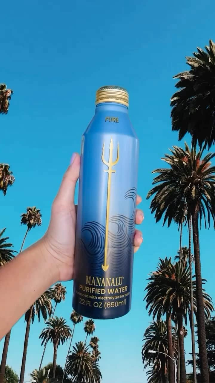 ジェイソン・モモアのインスタグラム：「Repost @mananalu You can be a protector of our oceans, where ever you go! Show us where you are protecting our planet from by tagging us with your bottle in the environment you love.   Watch #Aquaman and the Lost Kingdom coming to theaters December 22nd!」