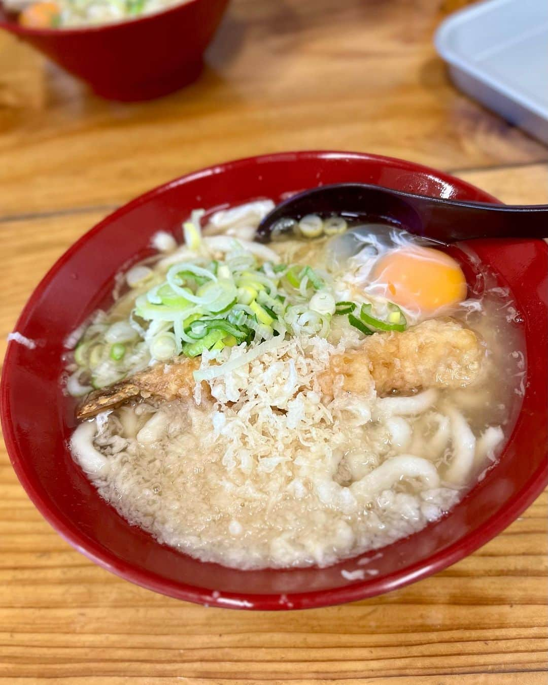 青山恭子のインスタグラム：「. 宮崎着いたら、まずはココっしょ♥️ . . . #おくのうどん #えび天玉か #空港から直行 #大好きなうどん屋さん #ふにゃふにゃ #やわやわうどん #近所に欲しい店 #朝5時半から営業」