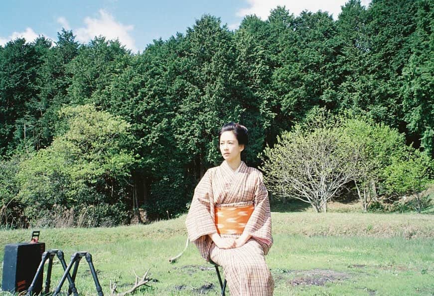 水川あさみさんのインスタグラム写真 - (水川あさみInstagram)「まいど！ ツヤちゃんを愛してくれてありがとう🌸♨️💃🍑 朝ドラの歴史や偉大さを改めて感じる機会になりました。 ツヤちゃん楽しかったよー！ ブギウギ最後まで応援しましょうね📣 #フィルムで撮った現場写真 @mizukawa_asami_mg.film」11月30日 13時27分 - mizukawa_asami