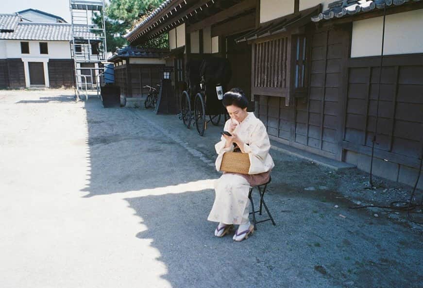 水川あさみさんのインスタグラム写真 - (水川あさみInstagram)「まいど！ ツヤちゃんを愛してくれてありがとう🌸♨️💃🍑 朝ドラの歴史や偉大さを改めて感じる機会になりました。 ツヤちゃん楽しかったよー！ ブギウギ最後まで応援しましょうね📣 #フィルムで撮った現場写真 @mizukawa_asami_mg.film」11月30日 13時27分 - mizukawa_asami