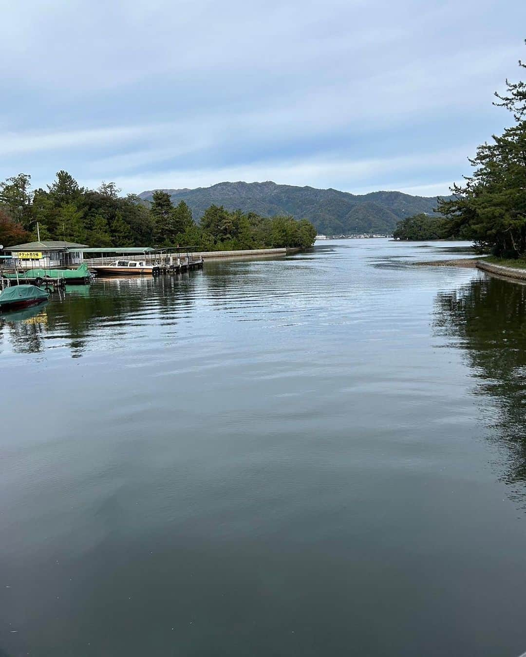 中川愛海さんのインスタグラム写真 - (中川愛海Instagram)「3世代旅行in京都天橋立 本当に私家族って自由人ばかり！ スーパー買い出し行くよってスーパー行くのに、元伊勢神宮へ向かう人がいたり、栗を買いに行く人がいたりバラバラ笑 2枚目はバラバラ行動するみんなに怒っている次女と私。 とにかく皆思うがままに行動するから…まとまらない笑 でもテンションはちゃんと一緒になるからカラオケしだしたら🎤息ぴったり！何故家族でここまで爆笑できるんだというくらい飲んで食べて歌って🤭二日酔い😵 朝ごはんもみんなの分を2部屋分せっせと作ってたらおばあちゃんから動きすぎやでーと心配された笑 食べ物もバラバラだから世話がやける家族だけど私は楽しい！ 母は今では私の妹みたいだし、私が何故か大黒柱みたくなっている笑 私もたまには甘えたいwww ま、みんないつもありがとう😊 姉は頑張って働きます！笑 だからまた旅行行こう！ #中川愛海  #一日一回カンパイ  #三姉妹  #三姉妹の母ちゃんです  #三姉妹の長女」11月30日 13時37分 - ami_nakagawa_