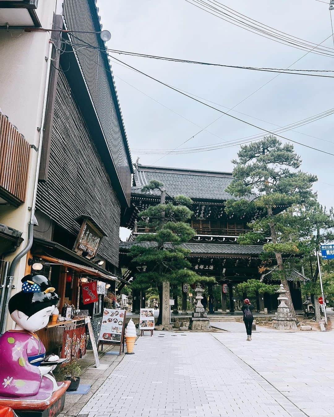 中川愛海さんのインスタグラム写真 - (中川愛海Instagram)「3世代旅行in京都天橋立 本当に私家族って自由人ばかり！ スーパー買い出し行くよってスーパー行くのに、元伊勢神宮へ向かう人がいたり、栗を買いに行く人がいたりバラバラ笑 2枚目はバラバラ行動するみんなに怒っている次女と私。 とにかく皆思うがままに行動するから…まとまらない笑 でもテンションはちゃんと一緒になるからカラオケしだしたら🎤息ぴったり！何故家族でここまで爆笑できるんだというくらい飲んで食べて歌って🤭二日酔い😵 朝ごはんもみんなの分を2部屋分せっせと作ってたらおばあちゃんから動きすぎやでーと心配された笑 食べ物もバラバラだから世話がやける家族だけど私は楽しい！ 母は今では私の妹みたいだし、私が何故か大黒柱みたくなっている笑 私もたまには甘えたいwww ま、みんないつもありがとう😊 姉は頑張って働きます！笑 だからまた旅行行こう！ #中川愛海  #一日一回カンパイ  #三姉妹  #三姉妹の母ちゃんです  #三姉妹の長女」11月30日 13時37分 - ami_nakagawa_