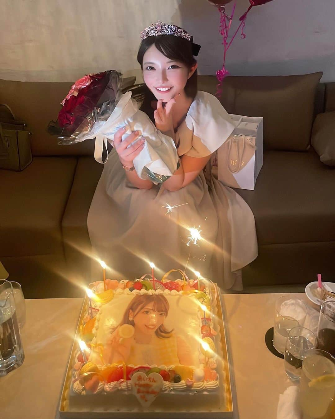 上原亜衣さんのインスタグラム写真 - (上原亜衣Instagram)「お誕生日たくさん ありがとです😉♡ うれちぃ👸✨  他にもケーキとか あるんだけど また載せます♡  31歳楽しみまぁす😊♡」11月30日 13時30分 - ai_uehara_ex