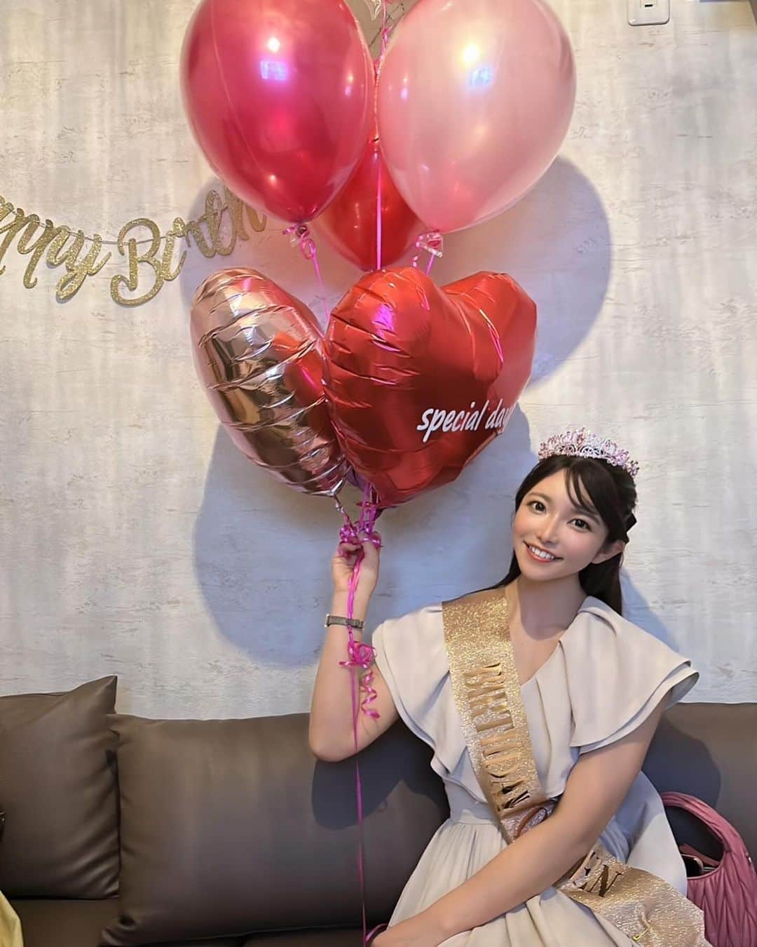 上原亜衣のインスタグラム：「お誕生日たくさん ありがとです😉♡ うれちぃ👸✨  他にもケーキとか あるんだけど また載せます♡  31歳楽しみまぁす😊♡」