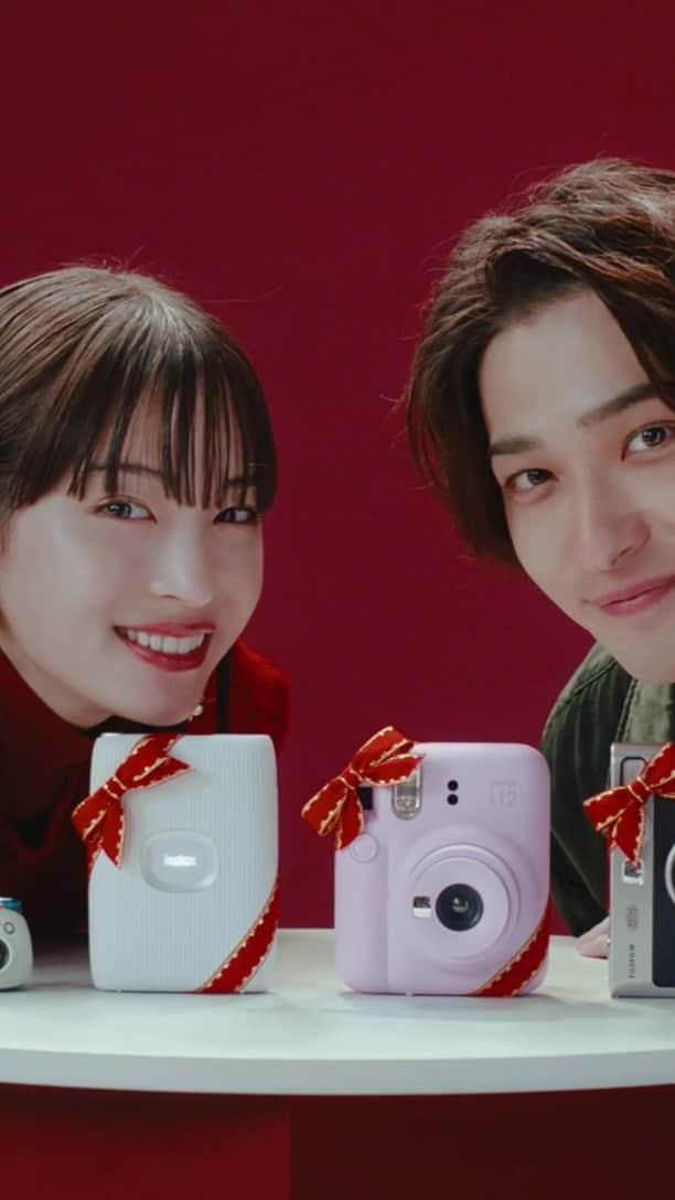 Fujifilm instaxのインスタグラム：「INSTAX“チェキ”の新TVCM「クリスマスプレゼントにチェキ！」篇を12/2～全国で放映！ たくさんのプレゼントボックスに囲まれながら、広瀬すずさんと横浜流星さんがチェキでの撮影を楽しむ様子やオリジナルのCMソングにあわせて盛り上がる姿にご注目ください！ 特設WEBサイトではチェキのラインアップと、お二人のチェキプリントやメイキング＆インタビュー動画を公開中⇒https://instax.jp/xmas2023  #広瀬すず #横浜流星  ＃クリスマスプレゼント #クリスマス #プレゼント #チェキ #INSTAXlife #INSTAX #INSTAXmini #INSTAXcamera #cheki #FUJIFILM #富士フイルム #チェキのある生活 #スマホプリンター #instaxmini12 #ınstaxminievo #instaxminilink2 #instaxpal #マイチェキ #フィルムカメラのある生活 #フィルムカメラ」