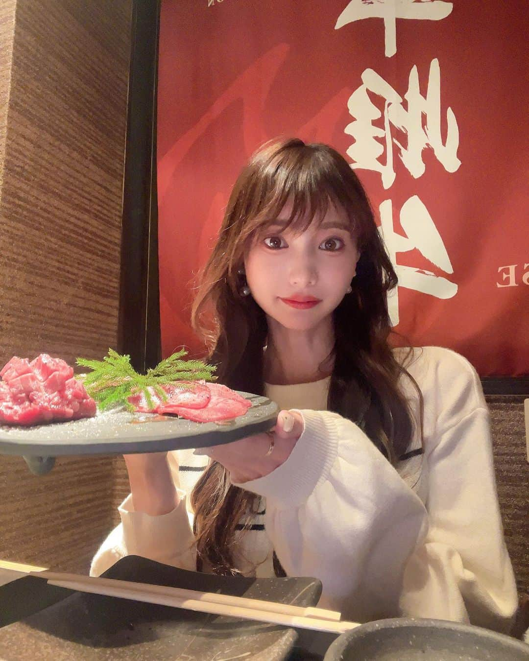 高崎モモコ のインスタグラム：「厚切りタンとシャトーブリアンが味わえる三宮焼肉🥩 . . 🐮【炭火焼き肉ごえ門】 @yakinikugoemon0515 📍三宮駅から徒歩5分 . . 同志社の先輩とシャトーブリアン食べに行ってきた✨ 写真もっとちゃんと撮ったらよかったw お刺身や肉寿司から美味しくて 厚切りタンはとろけました🤤 . お店も綺麗でスタッフさんも丁寧なので デートなどでも使えそうです🫶🏻 . .  PR @yakinikugoemon0515 #三宮グルメ #三ノ宮グルメ #三宮焼肉 #三ノ宮焼肉 #神戸焼肉 #神戸三宮 #神戸三宮焼肉 #神戸市中央区」