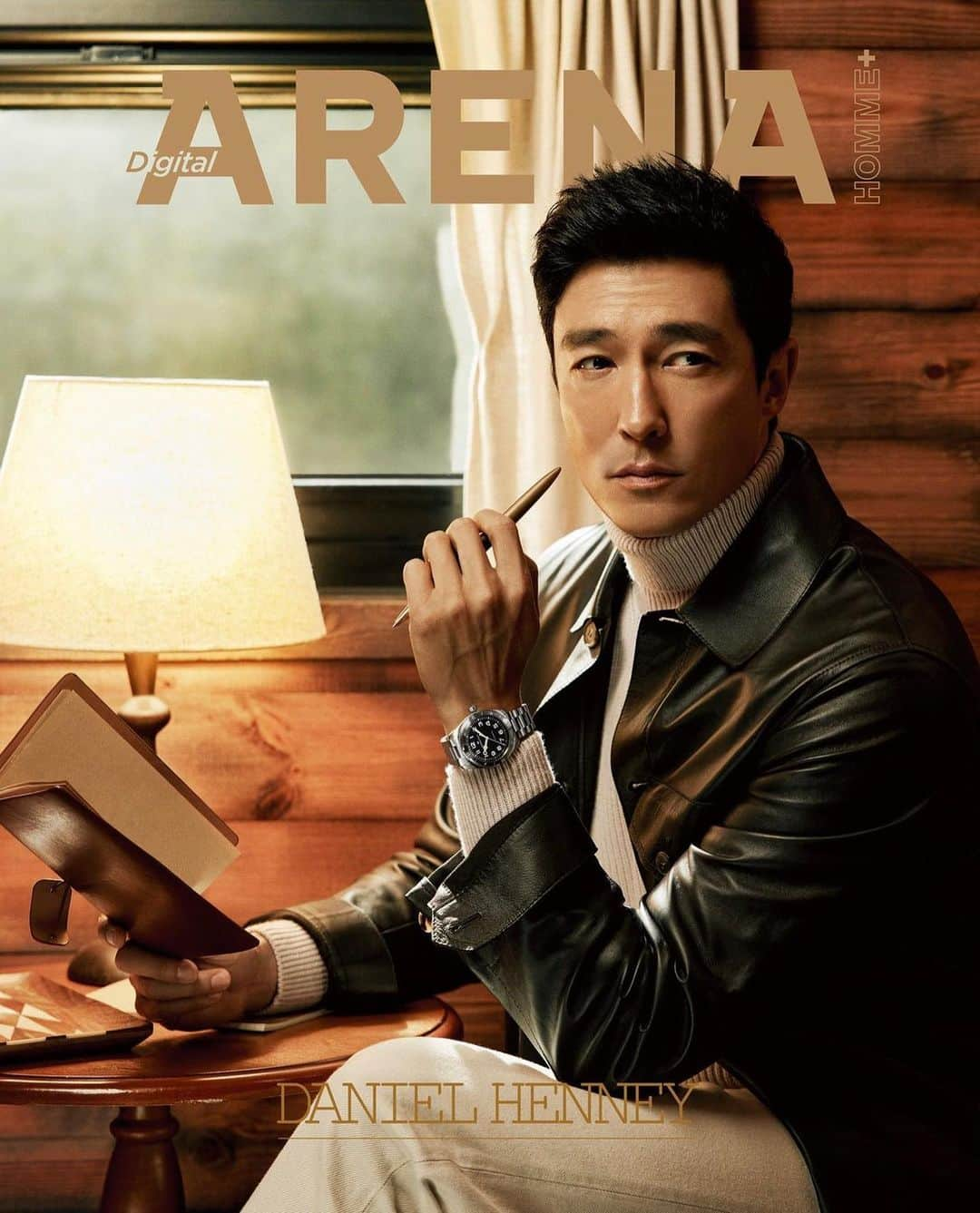 ダニエル・ヘニーのインスタグラム：「Books, dogs, guitars and bars- and cool watches.  @hamiltonwatch @arenakorea」