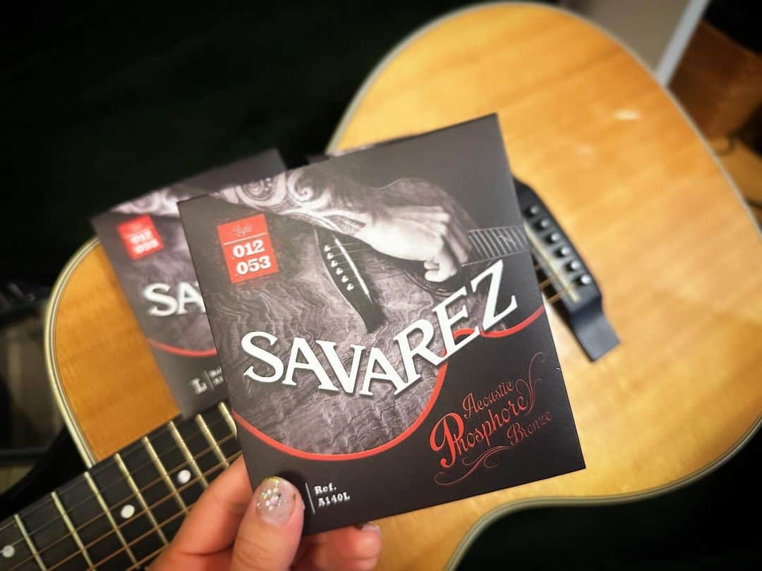 森恵のインスタグラム：「SAVAREZ弦が届きました。 ストックが無くなると不安になる大事な弦。  #savarez #アコギ弦」
