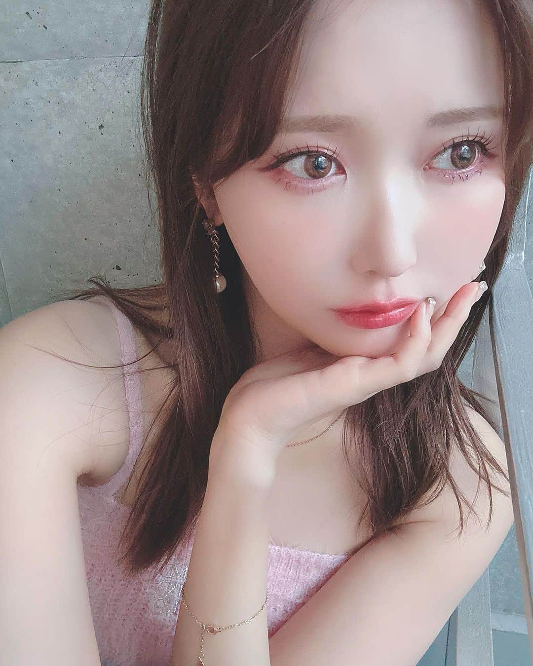 のインスタグラム：「新鮮なかお🐇ふだんと何がちがうでしょう ⁡ 正解は、目の色👁 ⁡ おつばちゃんプロデュースの @bambi_angelcolor 新色Vintage BEAR ナチュラルすぎず派手すぎない、絶妙なほてりブラウン ⁡ にまいめはVintage LAVENDER着用 色素うすくアンニュイでトレンド感あるかおになる ⁡ 毎回新色たのしみにしていて今回もかわ♡ じぶんの顔にマンネリしたときに ぱっと印象変えられてたのしい✌︎ ⁡ #Bambiseriesvintage #バンビシリーズヴィンテージ #VintageBEAR #ヴィンテージベア #VintageLAVENDER #ヴィンテージラベンダー #カラコン #カラコンレポ #PR」