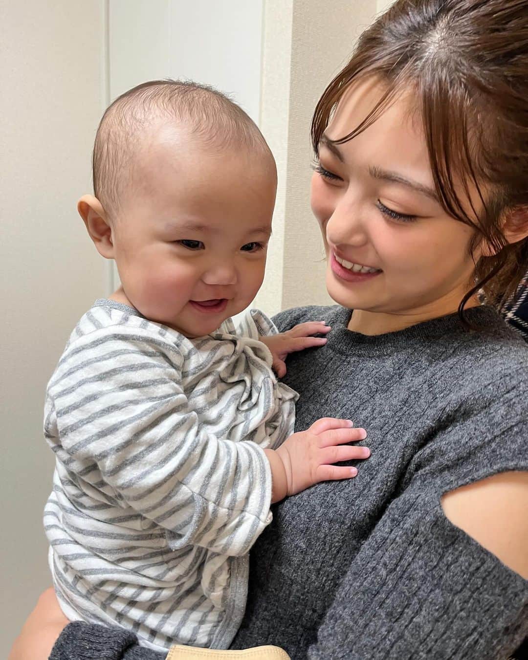 井上咲楽のインスタグラム：「赤ちゃん柔らかくてかわいいな〜👶🏻 肌もふっくらぷにぷに！ メイクさんの赤ちゃん、見るたびに大きくなってる！」