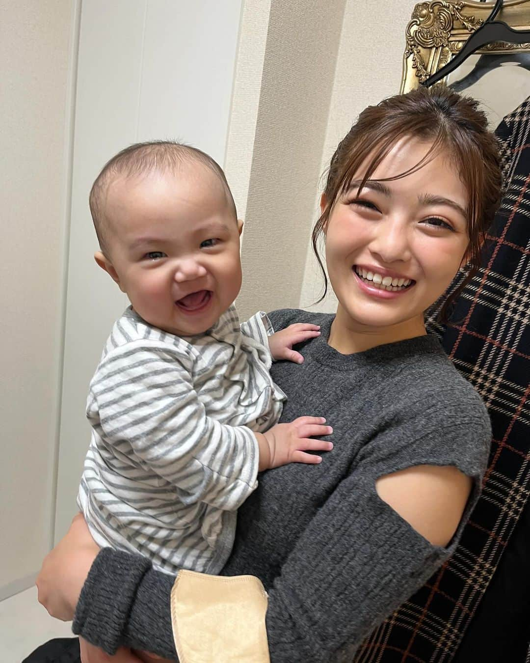 井上咲楽さんのインスタグラム写真 - (井上咲楽Instagram)「赤ちゃん柔らかくてかわいいな〜👶🏻 肌もふっくらぷにぷに！ メイクさんの赤ちゃん、見るたびに大きくなってる！」11月30日 13時49分 - bling2sakura