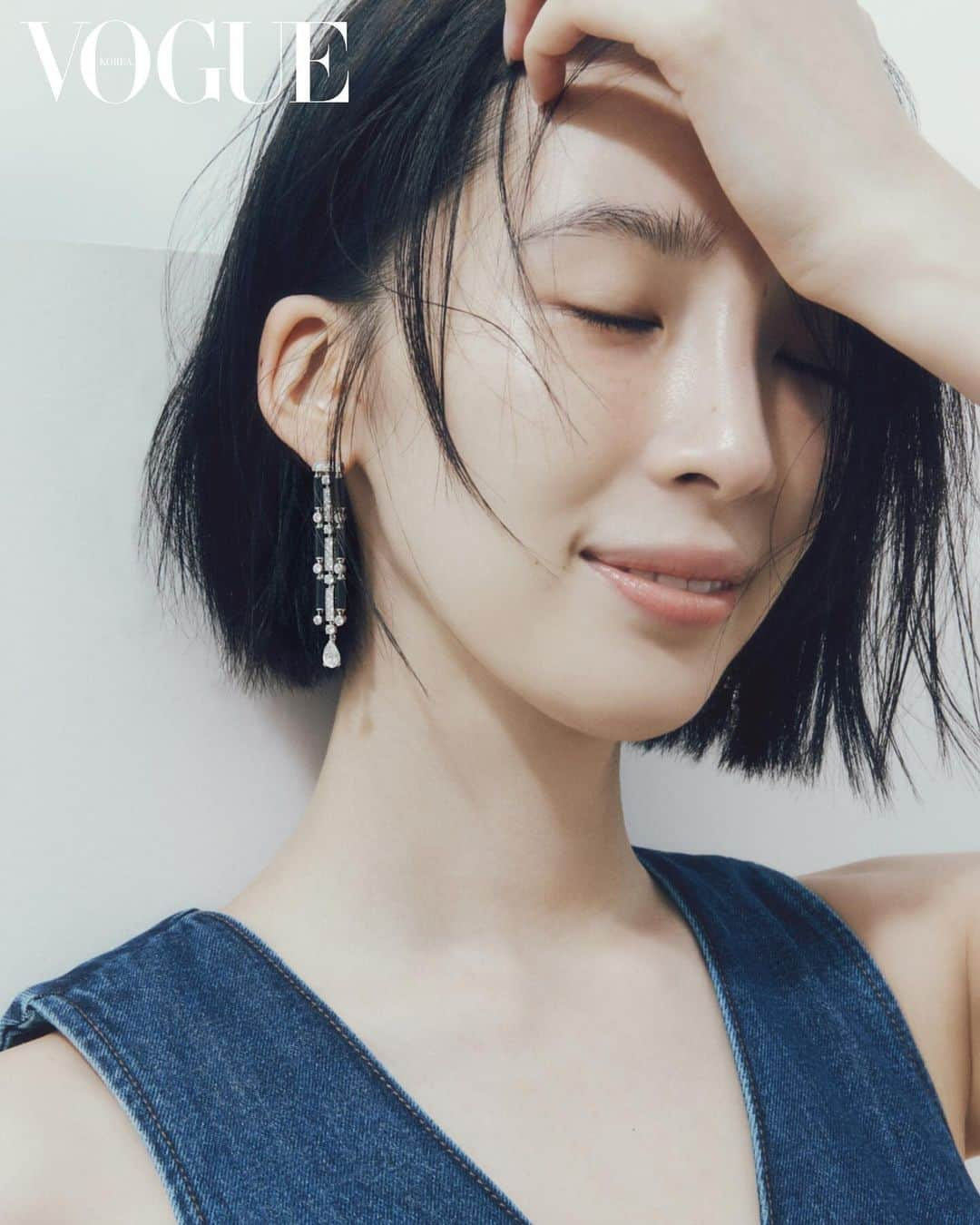 アイリーン・キムさんのインスタグラム写真 - (アイリーン・キムInstagram)「Diamonds & denim💎 @voguekorea December with @fredjewelry 😘  photographed by @daehanx  contributing fashion editor @modamijin  stylist @soorink  hair @han_jisun  makeup Ryung Hye Park」11月30日 13時54分 - ireneisgood