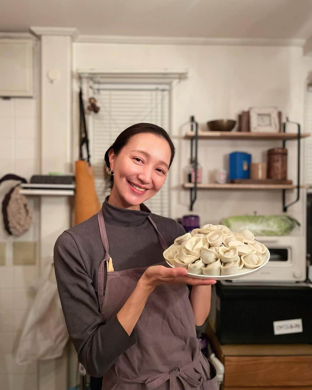 愛可さんのインスタグラム写真 - (愛可Instagram)「・ 先日、発売されたばかりの 『東京GOKIGEN胡麻だれ』をみんなで試そうの会を！@tokyo_gokigen  従姉妹のまーちゃん宅にて。  胡麻だれの発案者、こまきちゃんとお料理上手のまーちゃんとみんなで近況を話ながらわちゃわちゃと。  まーちゃんはベトナムのレタス春巻きや白和え、 手羽先や何種類もの和物を  こまきちゃんは茄子と豚肉の春巻きとピータン豆腐を  私は海老と春菊の水餃子を、鎌倉邦栄堂製麺所の皮を使って作りました。　@houeidou.noodle.factory   胡麻ダレ自体にしっかりとした風味やコクがあるので、 そのままでもお湯で薄めて薬味を入れたら立派なタレに。  お砂糖やラー油、お酢やパクチーを加えてアレンジすると一気にエスニックにもなるので幅広く使えます。  この間は豚肉と小松菜、セロリを炒めたものにこれだけで 立派なおかずになり、とても美味しかったです。  そのままはもちろん、合わせ調味料としても使えて、 急いでご飯を作りたい日に頼りになるGOKIGENダレ ヴィジュアルも可愛いのでちょっとしたギフトにもおすすめですよ。 @komakixx  #東京gokigen胡麻だれ  @tokyo_gokigen  #邦栄堂製麺  #ポットラック  #ホームパーティ」11月30日 13時57分 - aikick