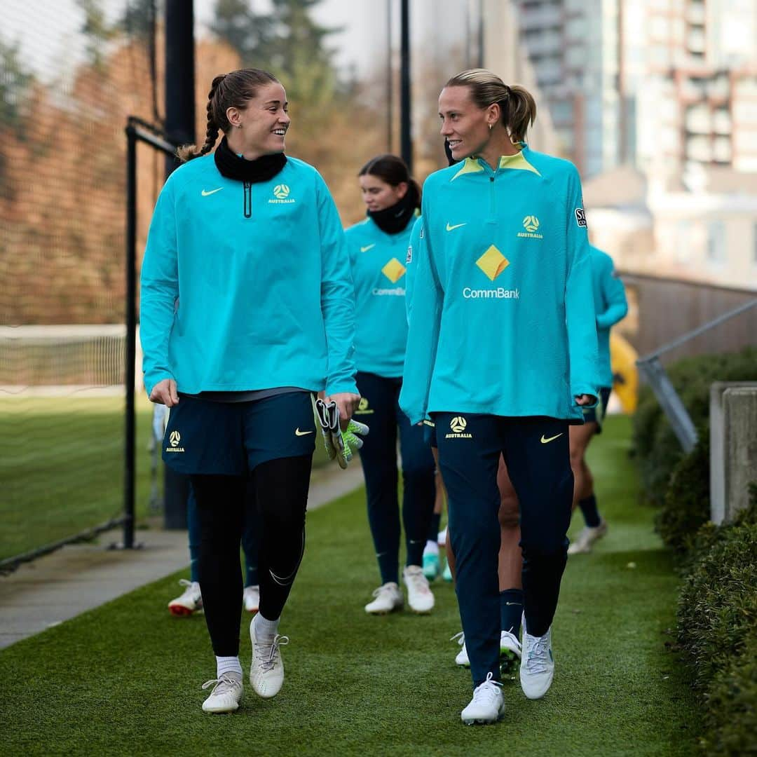 エミリー・バン エグモンドのインスタグラム：「It’s good to be back 🇦🇺⚽️」