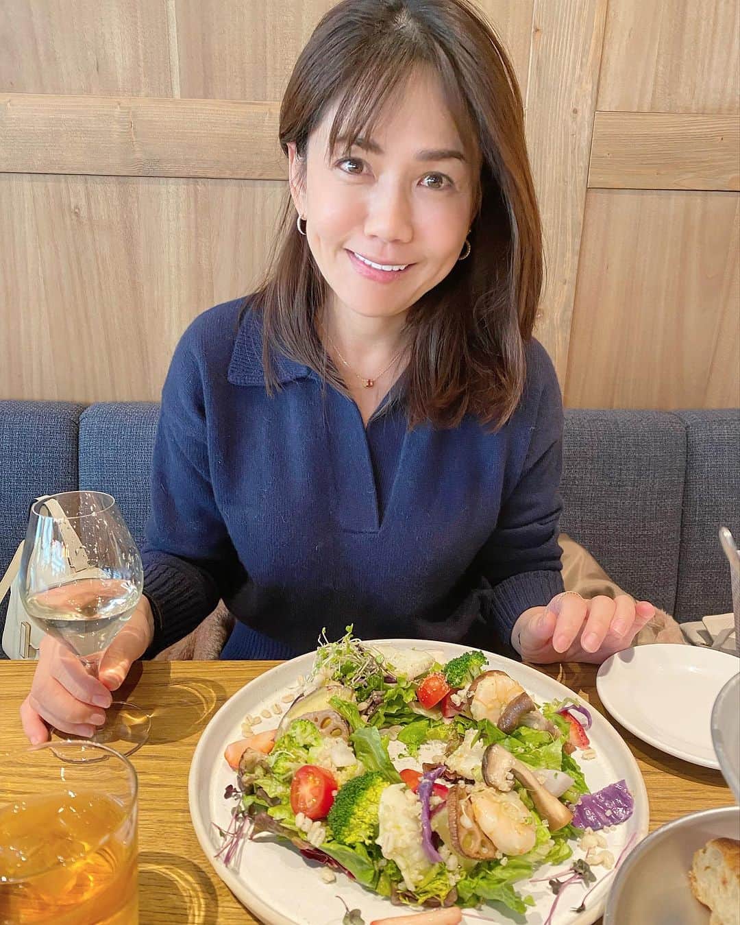 木原さとみのインスタグラム：「行ってきました。 #麻布台ヒルズ なんか迷路みたいで全部は見れてないけど。 #お洒落なランチ　#リースサラダ サラダだけー？と思ったけど、ドレッシングもシーフードも美味しく、満足‼️」