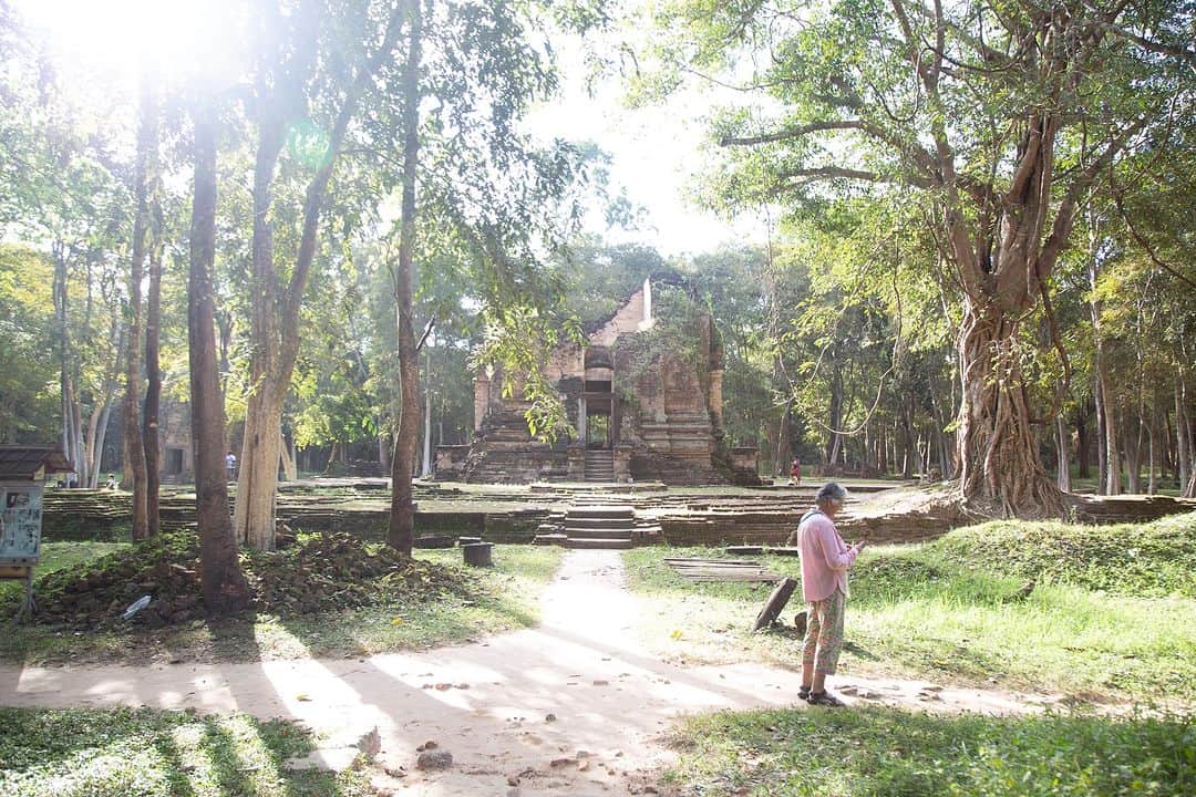 Shunsuke Miyatakeのインスタグラム：「Light shines on ruins nestled deep in the forest / Sambor Prei Kuk, Kampong Thom, Cambodia」