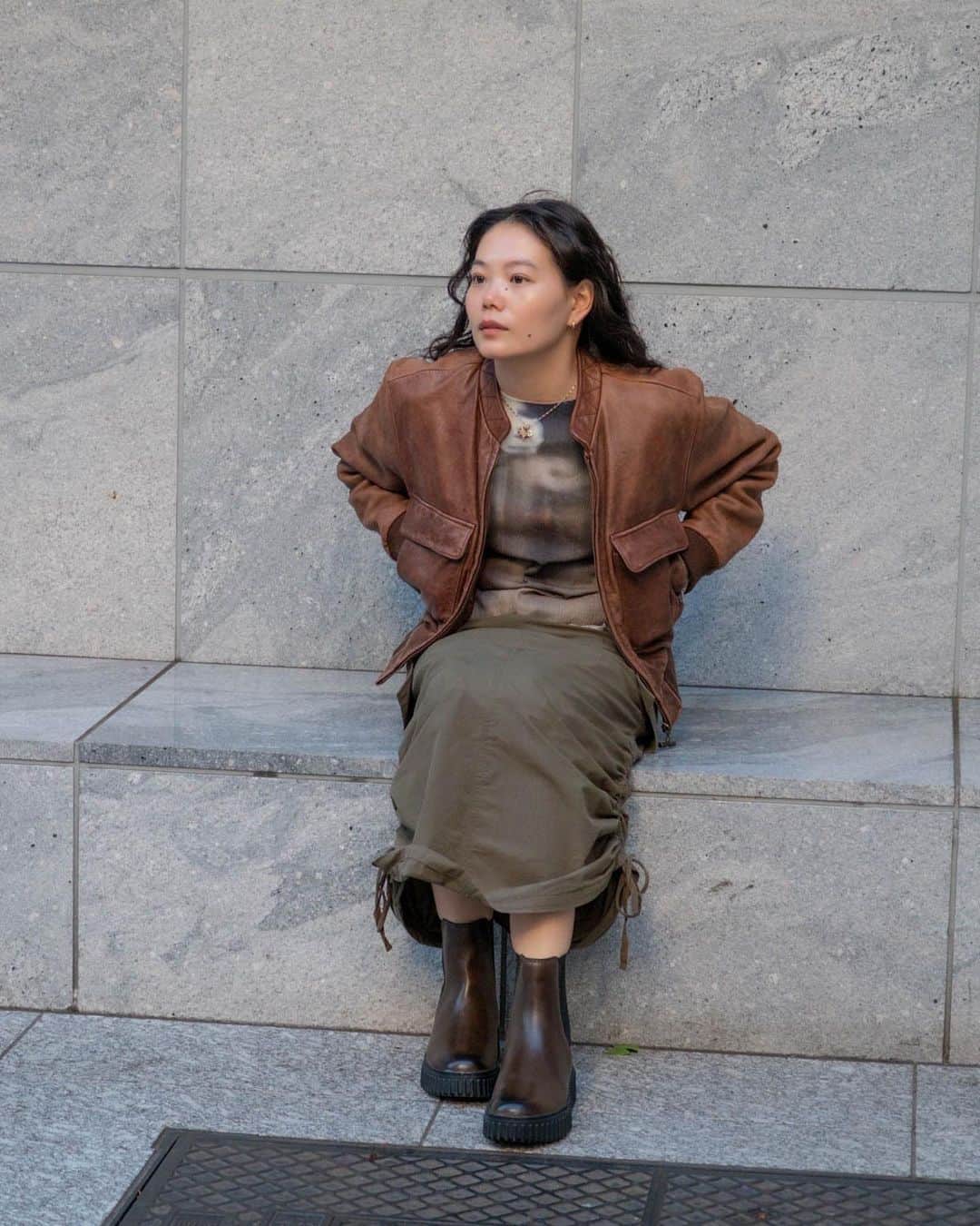 ginza magazineのインスタグラム：「【CLARKS SNAP vol.1📸】モデル、俳優の山本奈衣瑠さんが、〈クラークス〉のブーツをセルフスタイリング。「トーヒル メープル」のダークオリーブ色のブーツに合わせて、ブラウンやカーキなど落ち着いたトーンに。  「ワラビーが大好きで、複数カラーを愛用しています。このブーツは、色が絶妙！古着のレザージャケットにもすんなりと馴染む。ボリュームのある厚底ソールですが、軽くてびっくりしました」  着用シューズ：Torhill Maple / トーヒルメープル＜ヒール4cm＞ カラー名：ダークオリーブレザー 価格：¥27,500（税込）  styling & model: @nairuuuu photo: @liveinsuburbia  #Clarks #クラークス #スナップ #Torhill #PR @clarksshoes」