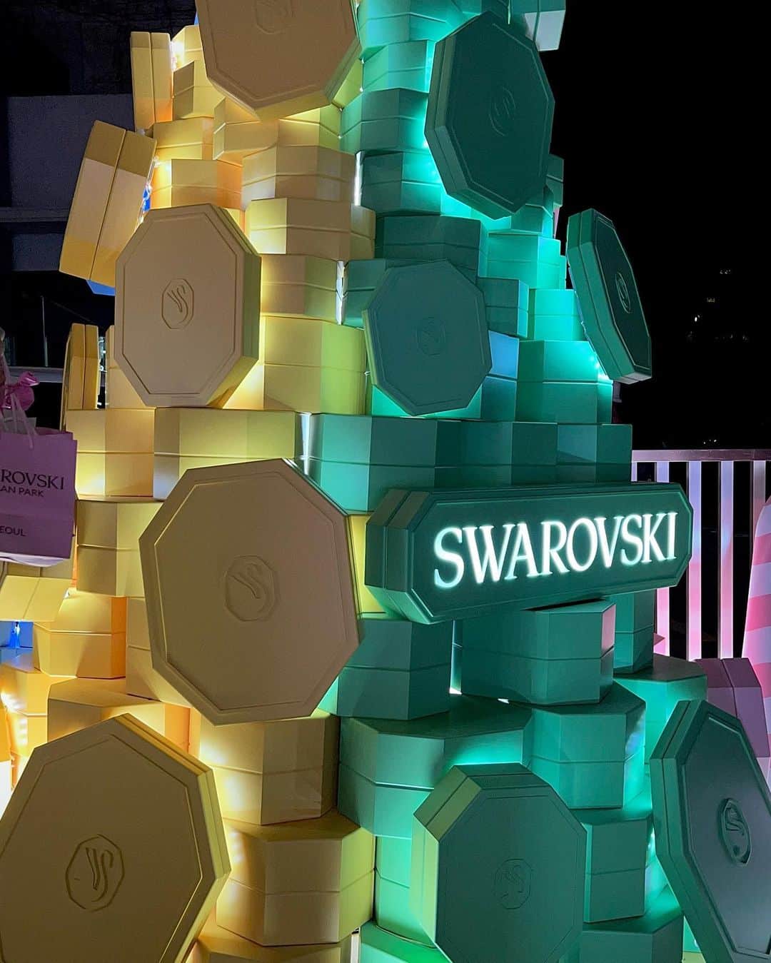 キム・ヒョングォンさんのインスタグラム写真 - (キム・ヒョングォンInstagram)「#광고 @swarovski 12월 1일 국내 최초로 선보이는 플래그십 스토어 스와로브스키 도산 파크에 방문하였습니다💫  몰입형 공간으로 지하 1층을 포함해 총 4개 층으로 이루어져 있으며 특히 지하 1층의 헤리티지 코너의 감성은 완벽했습니다  또한 한국 최고로 3층에 카페 스와로브스키를 오픈한다고 합니다 제가 착용한 크리스털 주얼리, 액세서리 외에 많은 주얼리들이 전시되어 있으니 방문하여 즐겨주시면 좋을 거 같습니다🙏  #스와로브스키도산파크 #Swarovski #SwarovskiDosanPark  #CelebrateWonder」11月30日 14時00分 - gwonees