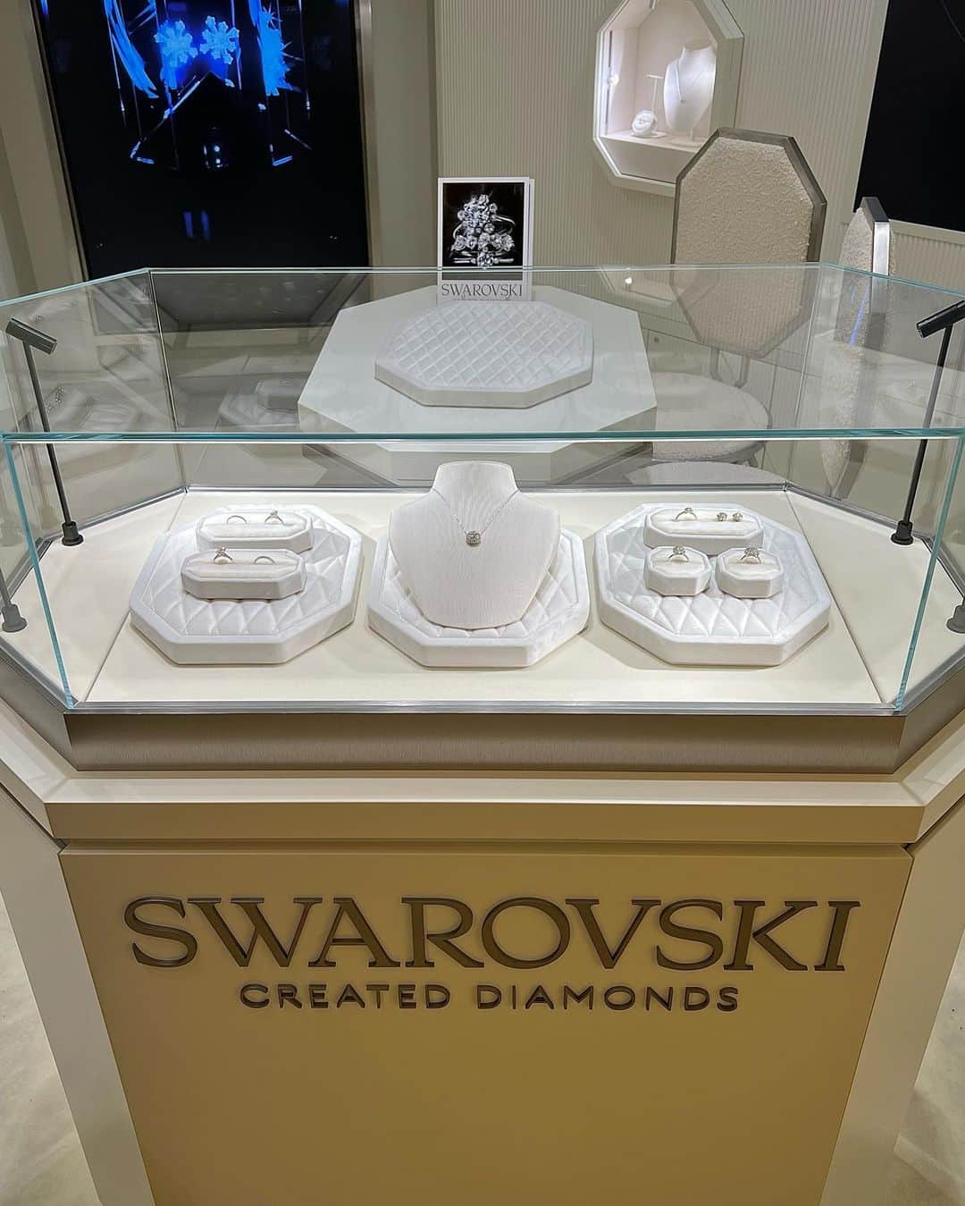 キム・ヒョングォンさんのインスタグラム写真 - (キム・ヒョングォンInstagram)「#광고 @swarovski 12월 1일 국내 최초로 선보이는 플래그십 스토어 스와로브스키 도산 파크에 방문하였습니다💫  몰입형 공간으로 지하 1층을 포함해 총 4개 층으로 이루어져 있으며 특히 지하 1층의 헤리티지 코너의 감성은 완벽했습니다  또한 한국 최고로 3층에 카페 스와로브스키를 오픈한다고 합니다 제가 착용한 크리스털 주얼리, 액세서리 외에 많은 주얼리들이 전시되어 있으니 방문하여 즐겨주시면 좋을 거 같습니다🙏  #스와로브스키도산파크 #Swarovski #SwarovskiDosanPark  #CelebrateWonder」11月30日 14時00分 - gwonees