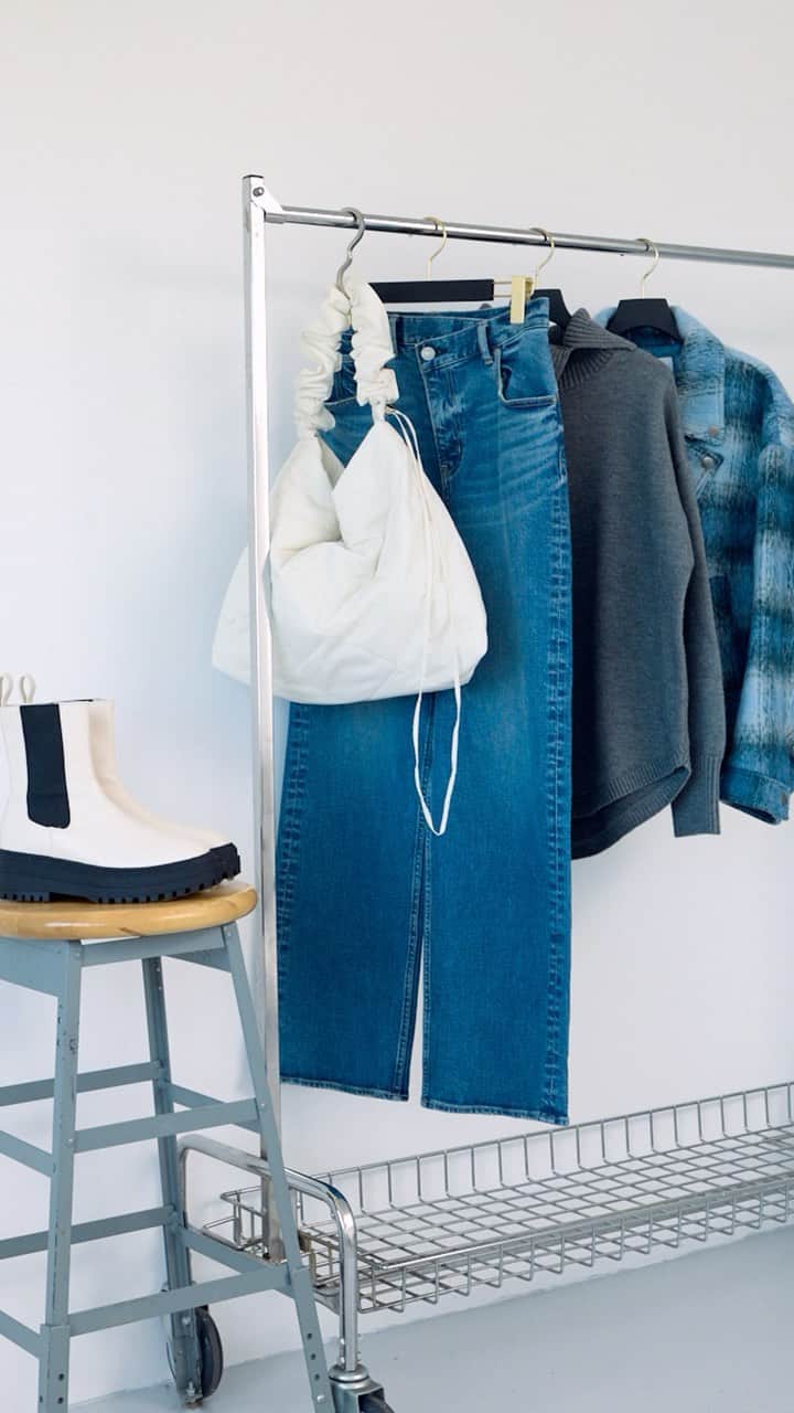 AZUL by moussyのインスタグラム：「『 AZUL Holiday 』 BLUE coordinate. ━━━━━━━━━━━━━━━━━━━ ◼︎シャギーチェックライダースジャケット ¥8,990(in tax)  ◼︎ビッグタートルニットトップス ¥3,990(in tax)  ◼︎オーバーラップデニム ¥8,990(in tax)  ◼︎キルティングメッセンジャー ¥4,790(in tax)  ◼︎トラックソールサイドゴアブーツ ¥7,990(in tax) ━━━━━━━━━━━━━━━━━━━ ▶︎商品情報は画像をタップorトップのURLからチェック！  #AZULBYMOUSSY #AZUL_23AW #クリスマスコーデ #デートコーデ #アウターコーデ #ブルーコーデ」