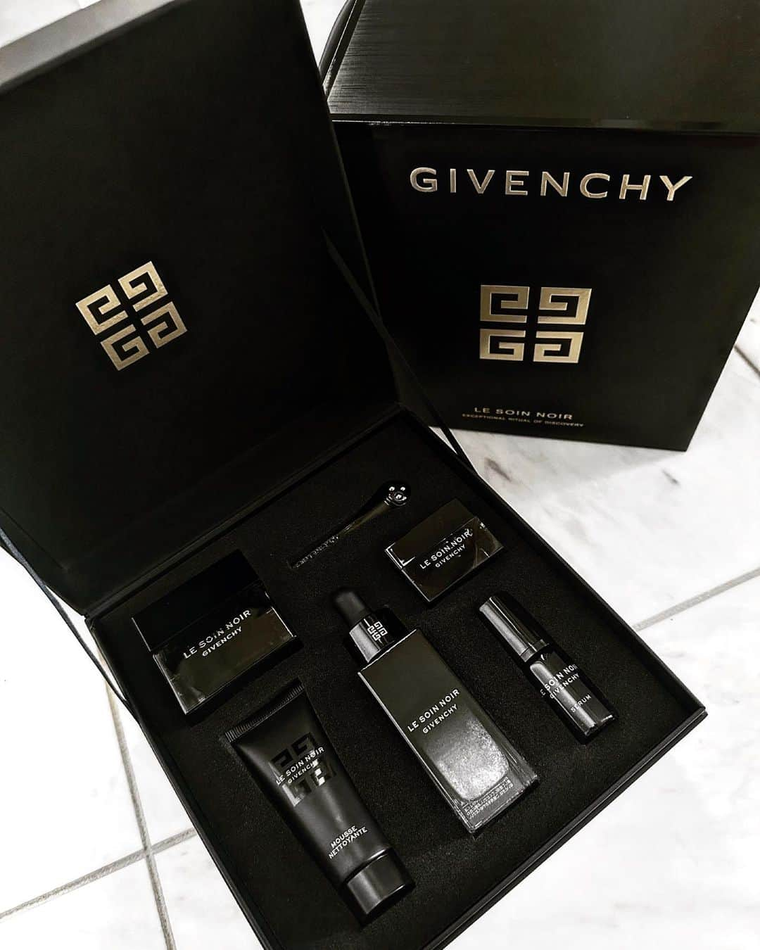 のインスタグラム：「@givenchybeauty   新しい美容液が出てて試したいモノとリピートしたいモノだけが 入ってるお得セット見つけて即買い🖤  このシリーズ香りも好きだし見た目も相当アタシ好み🖤」