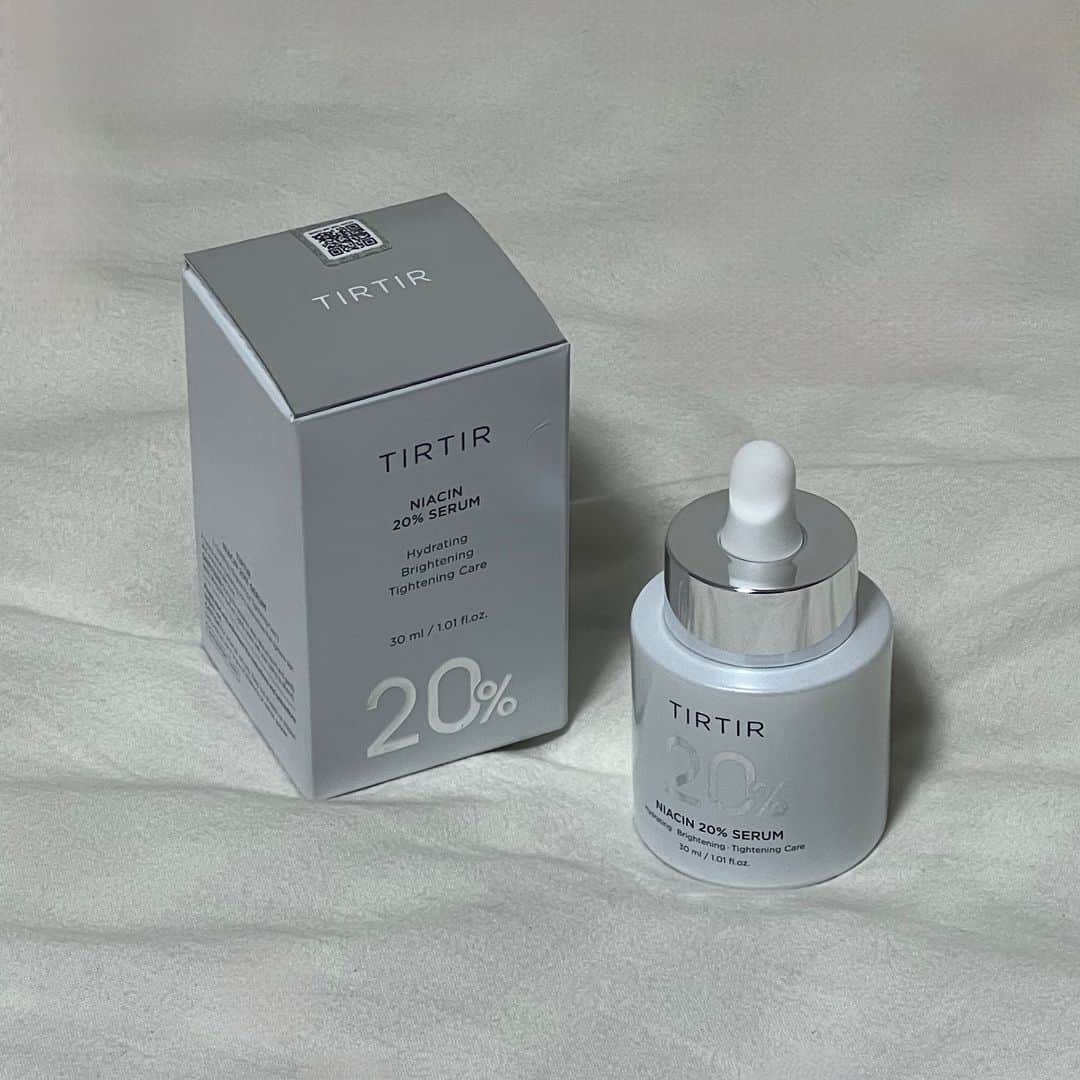 岡元優香のインスタグラム：「.  “TIRTIR NIACIN 20% SERUM"  効果的なケア🤍  ナイアシンマイド２０％配合の しっとりミルクセラム✨  美白と保湿、トラブルケアまで 可能な高効能マルチセラム🤍  トリプルブライトニングケアにより、 透明感のある輝く肌へ🤍  効果的な七重毛穴ケアセラム🤍  ベタベタしないし乾燥にも◎ 沢山焼けてしまったので 美白を取り戻すために頑張ります✨  #tirtir #tirtir_japan」