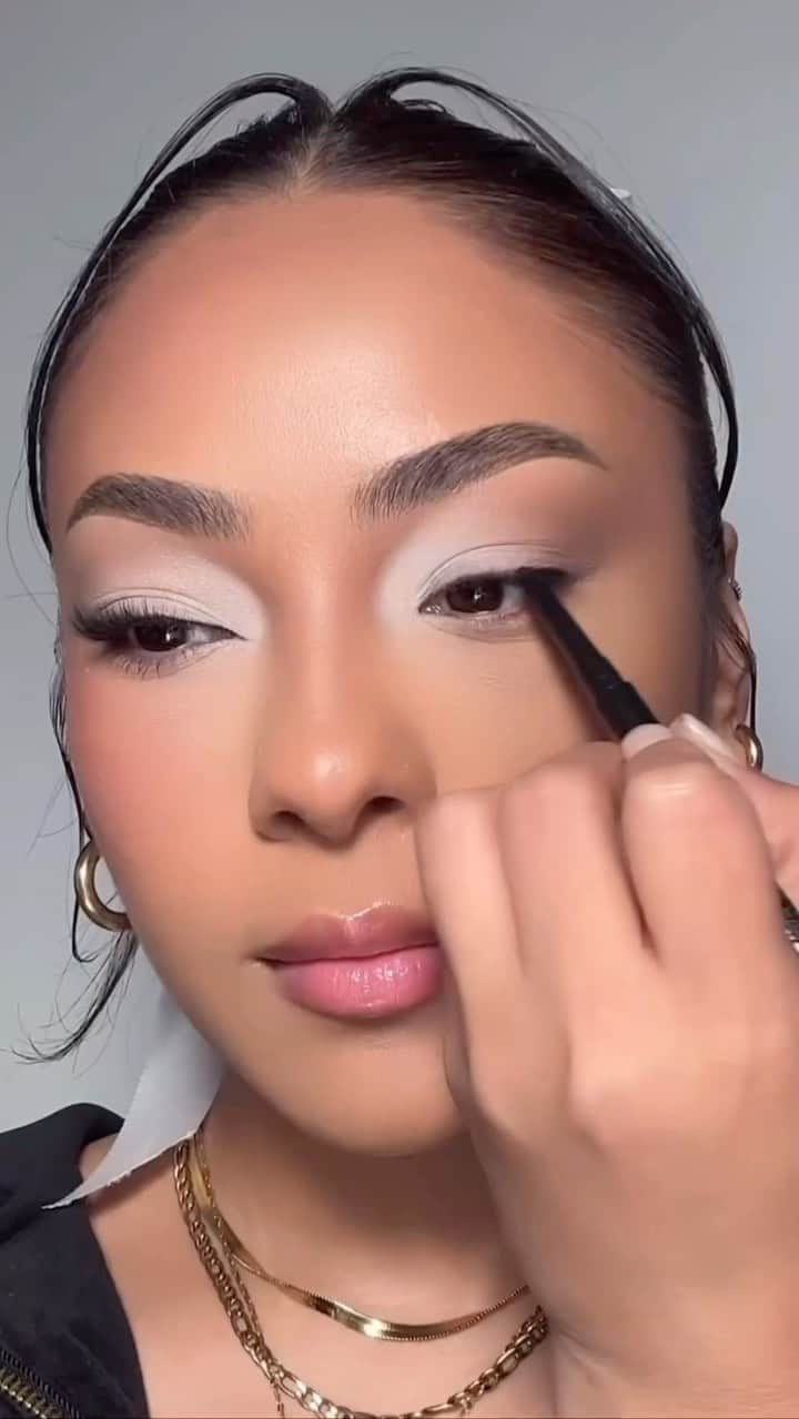 wakeupandmakeupのインスタグラム：「winter wonderland ❄️✨ @xsonika  P R O D U C T S  U S E D @maybelline 24hr super stay skin tint @hudabeautyshop faux filter concealer @fentybeauty mocha matchstix @hourglasscosmetics veil translucent powder @urbandecayuki primer potion @gigibeebeauty candid cat eye palette @yslbeauty pencil eyeliner @iconic.london enrich and elevate liquid eyeliner + mascara @embossbeauty cl01 lashes @kaleidosmakeup ecstasy blush @morphebrushes sweet tea lipliner @sheglam_official lip peel tint + gloss」