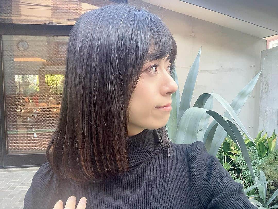 松尾依里佳のインスタグラム：「🍂🍂🍂  東京はあたたかいせいか 我が家のベランダのハイビスカスは 今日も元気な顔を見せてくれています🧡  ほんとに久しぶりの自分ケアでした  ✂️ @kurosemasakatsu  @celena_hair_nail」