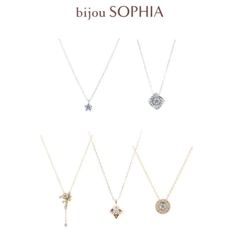 &mall(アンドモール) のインスタグラム：「【bijou SOPHIA】 ・・・・・・・・・・・・・・・・・・  大切なシーンにふさわしい アニバーサリージュエリー💎  bijou SOPHIAは毎日が楽しくなる普段使いのアイテムから、大切なシーンにふさわしいアニバーサリージュエリーまで豊富に取り揃えております。  🛒https://mitsui-shopping-park.com/ec/feature/2023113001 気になる商品は投稿画面をタップ☝！！  ••┈┈┈┈┈┈┈┈┈┈┈┈┈┈┈•• &mallサイトはこちらから👀‼ ▶▶▶　@andmall_msp ••┈┈┈┈┈┈┈┈┈┈┈┈┈┈┈•• #andmall #アンドモール #ららぽーと #ラゾーナ #lalaport #fashion #ファッション #お洒落さんと繋がりたい #fashionstyle #bijouSOPHIA #ネックレス #アクセサリー #ダイヤ #ゴールド #シルバー #ジュエリー #シンプル #ダイヤモンド #アクセサリー好き #ワンポイント #上品 #ダイヤモンドジュエリー #アニバーサリーギフト #大人かわいい #シンプルアクセ #プレゼントにも #ギフトにも #クリスマスプレゼント #クリスマスギフト #クリスマス」