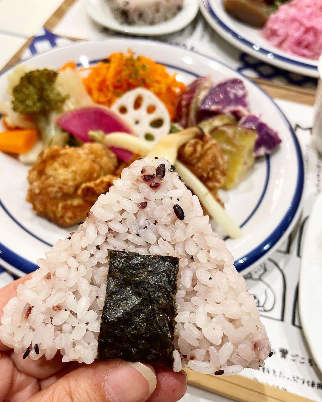 もーさんさんのインスタグラム写真 - (もーさんInstagram)「(*˘︶˘*).｡.:*♡ ♡♡♡ からだが喜ぶごはん🍚 ・ 📍発酵ごはんとおやつのお店 TOMO CAFFE @tomocaffe_deli  ・ 星が丘テラス"THE KITCHN2"にある 発酵食品やまごわやさしい食材を使った 栄養いっぱい♡やさしさいっぱい♡ 美味しい手作りごはん♡ ・ 《イートイン》 ◎選べるプレート ¥1350～ ♦選べるメイン1品 ♦選べるサイド  3品 ♦おむすびと卵焼き ♦スープ ・ 私はメインは唐揚げ サイドは さつま芋のマヨサラダ、塩麹にんじんラペ、カラフルピクルス ・ 唐揚げは 甘酒漬け鶏のから揚げで とっても優しいお味で美味しかった♡ ・ サイドのメニューもたくさんあって どれも美味しそうでめっちゃ悩んだ！  どれも 美味しかった〜 たぶんどれ選んでも美味しいなぁ♡ ・ そして このおむすび🍙 もちっとしてうまー！ おむすびも販売して欲しい😆 ・ デザートも 12/1～はじまる ◎自分でつくるもなか ¥250 ・ 可愛いネコちゃんもなか🐱 アイスも選べます！ ・ もなかはパリッとしてて 丁度いいサイズ♡ ・ 可愛いくて美味しかった♡ ・ お弁当のテイクアウトも お野菜なども売ってたよ〜 ・ 毎日食べたい😆 ・ ・ *☼*―――――*☼*――――― ◇名古屋市千種区星が丘元町16-50 星が丘テラス ◇10:00～20:00 ◇052-726-5567 *☼*―――――*☼*――――― #発酵ごはんとおやつのお店TOMOカフェ#トモカフェ#発酵ごはん#えらべるプレート#星が丘テラス#千種区ランチ#千種区グルメ#千種区カフェ#名古屋グルメ#名古屋ランチ#tomocaffe#からだにやさしいごはん #自分でつくるもなか」11月30日 14時14分 - mouusan