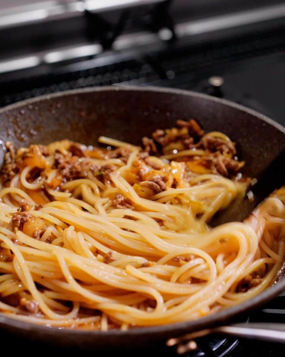 Ryogoさんのインスタグラム写真 - (RyogoInstagram)「🍝 白菜とひき肉のトマトパスタ。 ⁡ この組み合わせ、昨日のリール(白菜ときのこのチーズクリーパスタ)に負けず劣らずのおすすめ白菜アレンジです。 ⁡ にんにくの香りを移したオイルで炒めた合挽き肉と白菜にトマトペーストと醤油と砂糖を少し。 ⁡ あとは茹で汁で整えてパスタと和えれば、あっという間に出来上がります😚 ⁡ ——————————— ⁡ ▹レシピ本 「おうちで本格！BINANPASTA流 映えうまパスタレシピ」(宝島社)が全国の書店、オンラインで好評発売中📙詳しくはハイライトの【🎁レシピ本】からどうぞ。 ⁡ ——————————— ⁡ ✱ 今日のパスタ 『白菜とひき肉のトマトパスタ』 ⁡ ⋈ 材料(1人前) パスタ　80g 合挽き肉　80g 白菜　60g にんにく（みじん切り）1かけ オリーブオイル　大さじ1 ☆トマトペースト　大さじ1 ☆醤油　小さじ2 ☆砂糖　小さじ1 ブラックペッパー　適量 塩　適量 ⁡ ⋈ 作り方 1. フライパンにオリーブオイルとにんにくを入れて弱火でじっくりと香りを移します。 2. にんにくの香りがしてきたらひき肉を加えます。 3. 沸騰したお湯の中に塩を入れてパスタを茹で始めます。 4. ひき肉の色が変わったら白菜を加えさらに炒めます。 5. 全体に火が入ったら☆を加え馴染ませて、茹で汁（お玉1杯程度）でソースを整えます。 6. 茹で上がったパスタをフライパンに入れて素早く混ぜ合わせます。 7. お皿に盛り付けたら、仕上げにブラックペッパーをトッピングして完成です。 ⁡ ⋈ 詳しくはHPでご紹介 https://binanpasta.com/chinesecabbagemincedmeattomatopasta/ *プロフィール(@binanpasta )からアクセスできます。←愛用アイテム一覧もあります。 ⁡ ✱「BINANPASTAのレシピを参考に作ったよ」という方は、ぜひ @binanpasta をタグ付けして写真を投稿してください。XやThreadsも大歓迎👏👏 ⁡ -——————————— ⁡ ▹YouTube 2チャンネルあります。チャンネル登録してね🍳 ・まかない食堂 ・BINANPASTA ⁡ ▹レシピサイト(BINANPASTA) 約700種類のパスタレシピを無料で公開しています🍝 *プロフィール(@binanpasta )からも飛べます。 ⁡ #BINANPASTA #パスタレシピ #私のおうちパスタ  ⁡ -——————————— ⁡ #パスタ #レシピ #フーディーテーブル #おうちごはん #白菜 #トマトパスタ」11月30日 18時30分 - binanpasta