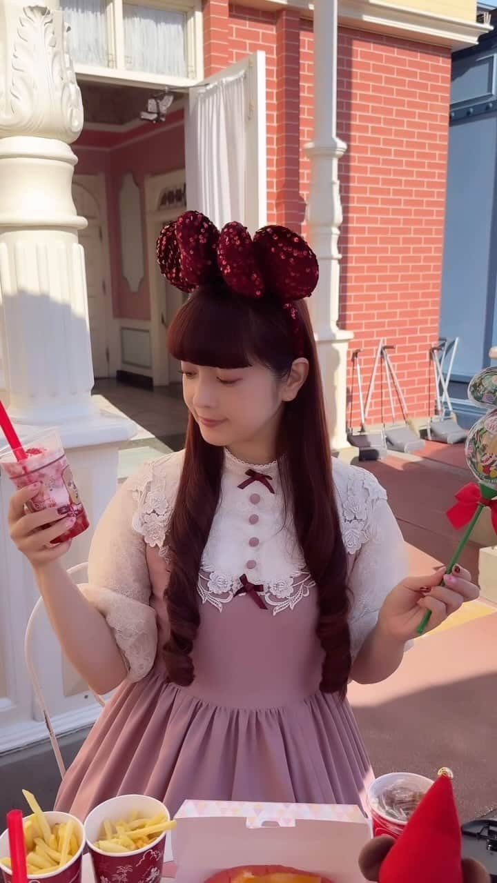 青木美沙子のインスタグラム：「クリスマスディズニーランド🎄満喫♡  お洋服は、 @innocentworldofficial  12月4日迄ご予約受付中🌹」
