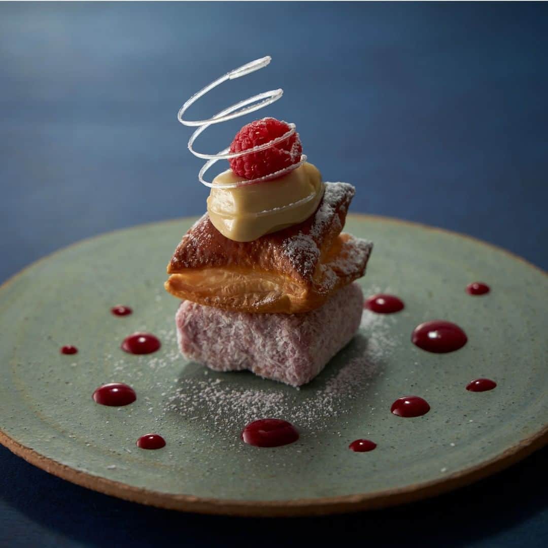 800DEGREES JAPANのインスタグラム：「* 800°DEGREES ARTISAN PIZZERIA  2023 Christmas special LUNCH Dessert. 『LAMINGTON』 Enjoy with crispy pie!  Limited time only from December 1st to 25th.  #800degreesjapan」