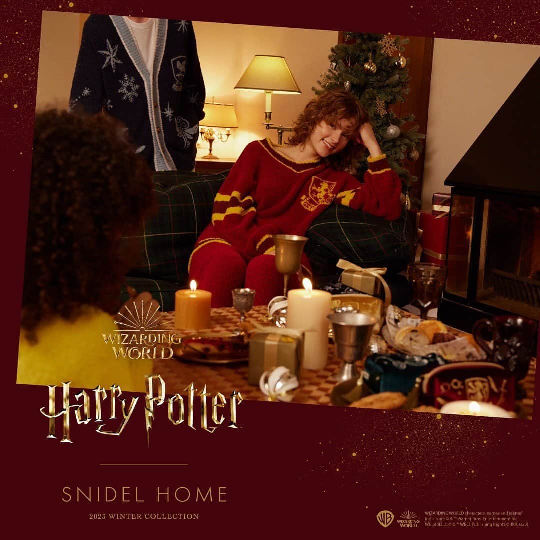 スナイデルさんのインスタグラム写真 - (スナイデルInstagram)「Harry Potter × SNIDEL HOME🪄︎︎✨  明日12.1(fri)から全国店舗にて発売開始!! オンラインストアにて完売しているアイテムもお買い求めいただけます！  昨年大人気を博したコレクションの第2弾！世界中から愛され続けている映画シリーズ「Harry Potter」をテーマにデザインされた、 フィーチャリングコレクションが登場！  今季は作品でもおなじみ、ホグワーツの「4つの寮｣と ホグワーツ魔法魔術学校の生徒たちが大好きなお菓子屋さん 「ハニーデュークス」にフォーカスを。🪄︎︎🍭 グラフィカルに彩られ、煌びやかな世界観を表現する。 まるで魔法にかけられたような、輝きが躍る Harry Potter Collection  #SNIDELHOME #BEAUTYHOMEDRESS #美容パジャマ #ルームウェア  #ハリーポッター #グリフィンドール #スリザリン #ハッフルパフ #レイブンクロー #ハニーデュークス @snidel_home_official @snidel_official @snidel_official_snap @marshmallow_presscat」11月30日 14時23分 - snidel_official