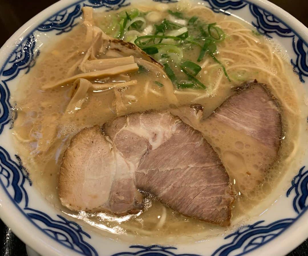 昴生さんのインスタグラム写真 - (昴生Instagram)「昼飯！！ #一人ランチ！ #赤のれん さん！ #博多豚骨ラーメン！ #うまいー！ #細麺好きー！ #脂たっぷりの豚骨が食べてる感増幅させてくれる！ #替玉したいところをグッと我慢！ #自分で自分を褒めたいと思います！ #リスペクト有森裕子さん！ #替玉しなくても走り切れました！ #ご飯も食べてません！ #餃子とかも頼んでません！ #誘惑に勝った！ #有森裕子さん #僕はやりました！」11月30日 14時39分 - mikikousei