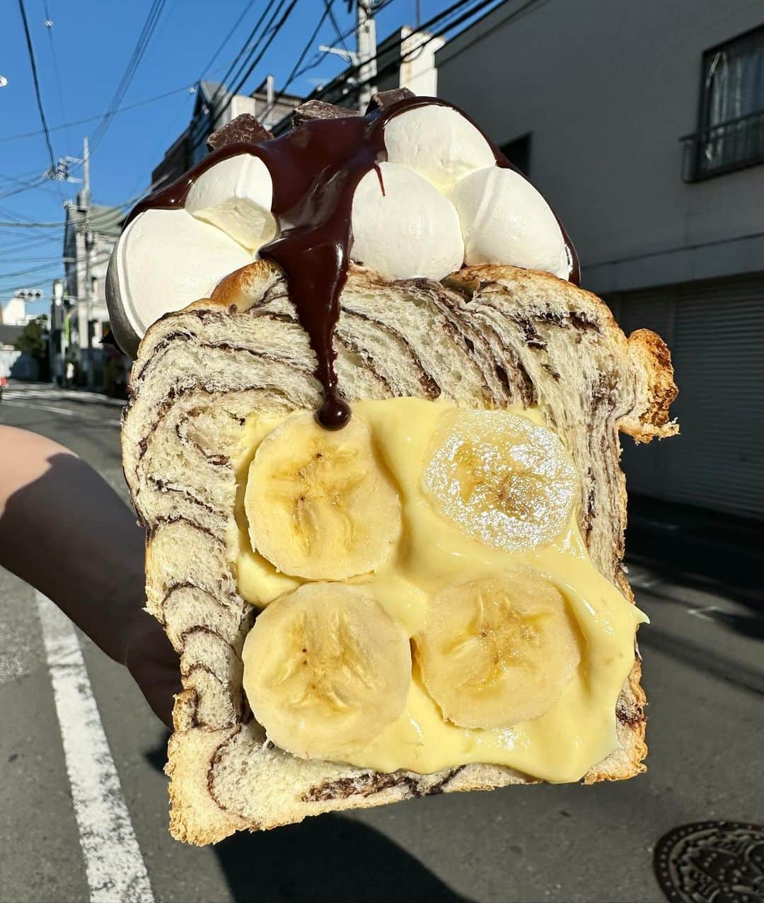 Coffee & Toast Tokyoのインスタグラム：「"完熟"チョコばななぱん‼︎ 🍌🍌🍌🍌🍌🍌🍌🍌🍌🍌  “Things to do today : Wake up, Eat Banana cake, Take nap and Repeat.”  完熟のバナナをたっぷりパンに閉じ込めて！  ほろ苦チョコレート、ふわふわホイップクリームとバナナの食感、たまらんです😋😋😋  . . . . #完熟チョコばななぱん #🍌  #banana  #bananabread  #バナナ  #バナナブレッド  #バナナケーキ  #チョコバナナ  #chocolate #chocolatebananabread   #三軒茶屋ランチ  #世田谷線カフェ  #パンスタグラム  #東京カフェ  #三軒茶屋カフェ #三軒茶屋  #パン #三茶カフェ  #三茶 #田園都市線カフェ #コーヒーアンドトースト  #coffeeandtoast #foodie  #foodiegram #chocolategram #どっしり」