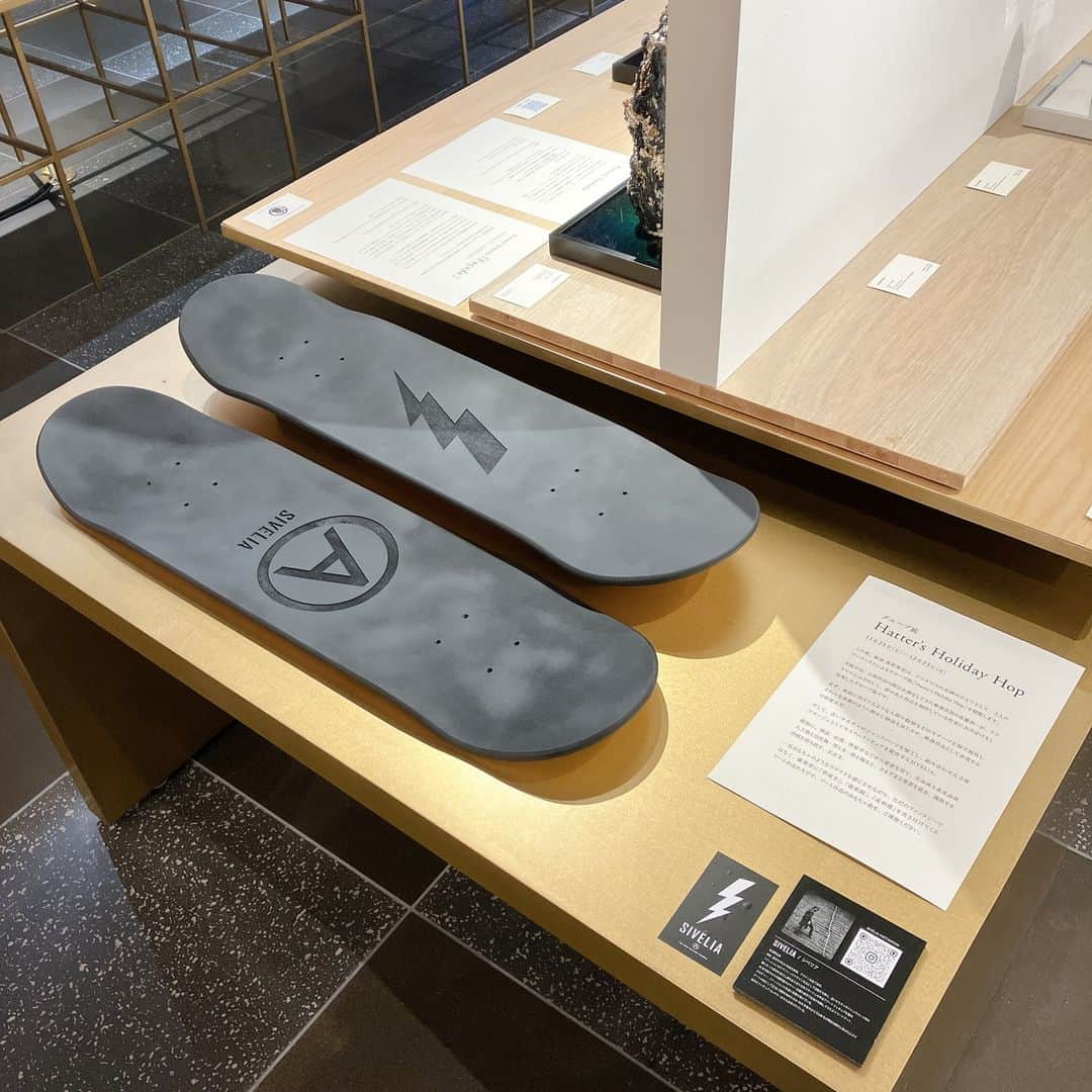 のインスタグラム：「"【XMAS 2023】SIVELIA　王之玉　中田愛美里　作品展  この度、銀座 蔦屋書店は、クリスマスの企画のひとつとして、３人のアーティストによるグループ展「Hatter’s Holiday Hop」を開催します。   本展示は、弊書店で立体作品の展示企画をしてきた佐藤昇一が、クリスマスにふさわしく、夢のある作品を制作している作家にお声がけをしたグループ展です。   まず、童話に出てくるような人間や動物などのモチーフを陶で制作し、それらを演劇のように動かし物語を演じさせ、映像作品として表現する、中田愛美里。@__emilcake__   そして、古いオモチャやジャンクパーツを加工し、組み合わせた立体コラージュとしてカスタムフィギュアを製作する、SIVELIA。@sivelia_hnd  最後に、神話、伝説、神秘学などから着想を得て、生命体と非生命体、人工物と自然物、男と女、陰と陽など、さまざまな要素を混在、調和する空間を作り出す、王之玉。@aprilsekaiii    この３人は、それぞれが独自の世界観をもち、一筋縄ではいかない、本来であれば並ぶことのないアーティストたちです。一見おもちゃのような、ワクワクを感じさせながら、ただのファンタジーではなく、鑑賞者に、空虚さや価値観、違和を突き付けてくるアート作品たち。   様々なかたちのアートを扱ってきた銀座 蔦屋書店ならではのクリスマス。アート作品のおもちゃ箱を、ご堪能ください。  ■販売について 作品は銀座 蔦屋書店店頭、アートのオンラインマーケットプレイス「OIL by 美術⼿帖」にて販売いたします。 店頭：11月25日(土)10:30～販売開始 オンライン：詳細が決定次第、本ページにてお知らせいたします。 ※作品はプレセールスの状況により展覧会会期開始前に販売が終了することがあります。  【XMAS 2023】SIVELIA　王之玉　中田愛美里　作品展 会期　2023年11月25日（土）～12月25日（金）※終了日は変更になる場合があります。 時間　10:30～21:00 場所　銀座 蔦屋書店 インフォメーションカウンター前 主催　銀座 蔦屋書店 問い合わせ先　03-3575-7755  ▶詳細はこちら https://store.tsite.jp/ginza/event/art/36498-1254331013.html  @ginza_tsutayabooks_art  #SIVELIA #王之玉 #中田愛美里 #gsix #ginzasix #銀座 #蔦屋書店 #ginza #銀座蔦屋書店 #ginzatsutayabooks #tsutayabooks"」