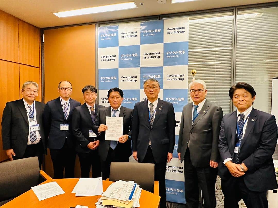 平井卓也のインスタグラム：「JA香川中央会の港会長ほか幹部の皆さんが来室。畜産、酪農に関するご要望書を受け取りました。飼料などの生産資材の高騰、牛肉、生乳価格の低迷など、生産現場は甚大な影響を受けています。この危機を乗り越えられるよう、政策を総動員して対応したいと思います。 #平井卓也」