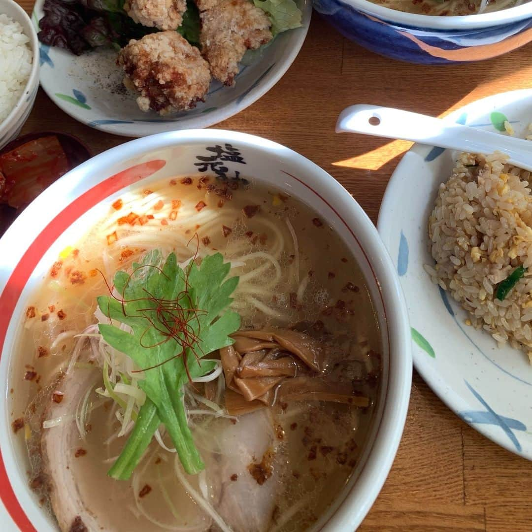 関西LIFE－homelife－さんのインスタグラム写真 - (関西LIFE－homelife－Instagram)「【兵庫県・尼崎】 塩ラーメンと言えば！【塩元帥】 . いつ行っても元気いっぱいの店員さんばかりで気持ちの良い本店尼崎✨ なんとキムチは食べ放題で塩ラーメンと炒飯、キムチの組み合わせは最高です‼️ 塩ラーメンはほんのり柚も効いていて飽きずに最後まで味わえます！ スープまで飲み干すといいことがあるかも？！😚 塩ラーメンだけでなく種類も豊富なのでぜひ足を運んでみください！ . . . @homelife_local では #homelife_兵庫 では兵庫のいいところを紹介していきます。みなさんの大好きな兵庫を教えてください。 . . #塩元帥 #塩元帥尼崎店 #本店尼崎塩元帥 #ラーメン #塩ラーメン #炒飯 #つけ麵 #自家製面 #麺スタグラム #尼崎 #武庫之荘 #塚口 ＃尼崎グルメ ＃関西グルメ #関西ラーメン #兵庫ランチ #兵庫グルメ #兵庫旅行 #兵庫観光 #兵庫旅 #そうだ兵庫行こう #観光 #旅行 #兵庫 #japan #japantrip #japantrip2023 #hyogo」11月30日 14時42分 - archihome_local