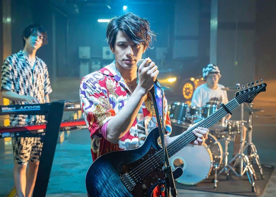 大橋典之さんのインスタグラム写真 - (大橋典之Instagram)「『#パリピ孔明 』 ありがとうございました！  最後まで素晴らしい作品に携われて心から嬉しいです！ 当初はまさかJET JACKETのメンバーなれると思ってなかったのでびっくりでした。 どのスタッフさんも出演者さんも愛があり、このような作品が生まれたのだと思います。 楽器やってて良かった！そして音楽って改めて最高！そんな気分に浸っています！  最終話感動しまくりでした。。。  そして英子目線のスペシャルMVがあります！泣きます。観てください！ https://youtu.be/jzXJ93Qmcms?si=FnIFF_n3tABV4TX9  本編やスピンオフもTVer、FODで配信もあるので何度も観てください！  改めてありがとうございました🎸🎹🥁 JET JACKET TAKU」11月30日 14時43分 - chiaki_matsunobu_official