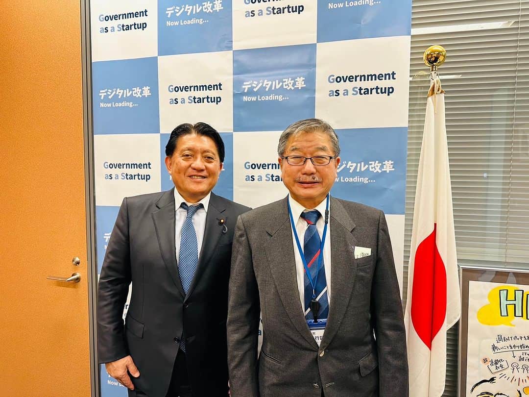 平井卓也のインスタグラム：「総務大臣表彰を受賞される角田朝則さん（高松市コミュニティ連合会会長）が議員会館に立ち寄ってくれました。角田さんは、長年、地域の伝統行事、文化、生活などに関する活動を支援しながら、地域のさまざまな課題を解決する方策を考えたり自己解決を行ったりするために、自治会を中心に様々な活動に尽力されました。角田さんの益々のご活躍をお祈りします。 #平井卓也」
