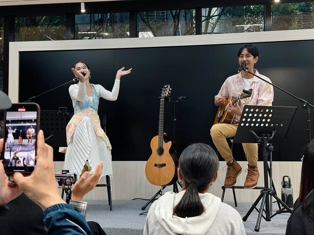 慢慢説（マンマンシュオー）さんのインスタグラム写真 - (慢慢説（マンマンシュオー）Instagram)「今早收到一封很溫暖的私訊，給了我們很大的肯定。 上週六在新北市青職基地舉辦的慢慢說mini concert， 是他與太太第一次聽我們的現場演出， 看完演出後讓他們有想收藏我們所有專輯的決定。 這絕對是我們辦音樂會最開心最想見到的事， 不過前兩張專輯目前市面上已無通路販售， 所以我們討論過後決定把自己僅存的7張1ˢᵗ 「MURMURSHOW」 與3張2ⁿᵈ「驕傲地愛著」 在今年的最後一天12/31(日) 22:00 on Twitch 把它全數脫手（？）  欸不是，是希望可以全數售罄。 注意⚠️ #沒賣完不關台 與大家在線上一起跨年許下2024的心願🤍  手染 @chass_amo  場地 @youth.ntpc @ntys.ig  感謝PA給我們好舒服的音場環境  #慢慢說 #跨年直播 #twitch #專輯完售音樂會 #下一張專輯在哪兒 #靠大家抖內了 #streamer #livemusic #liveconcert」11月30日 14時57分 - _murmurshow_