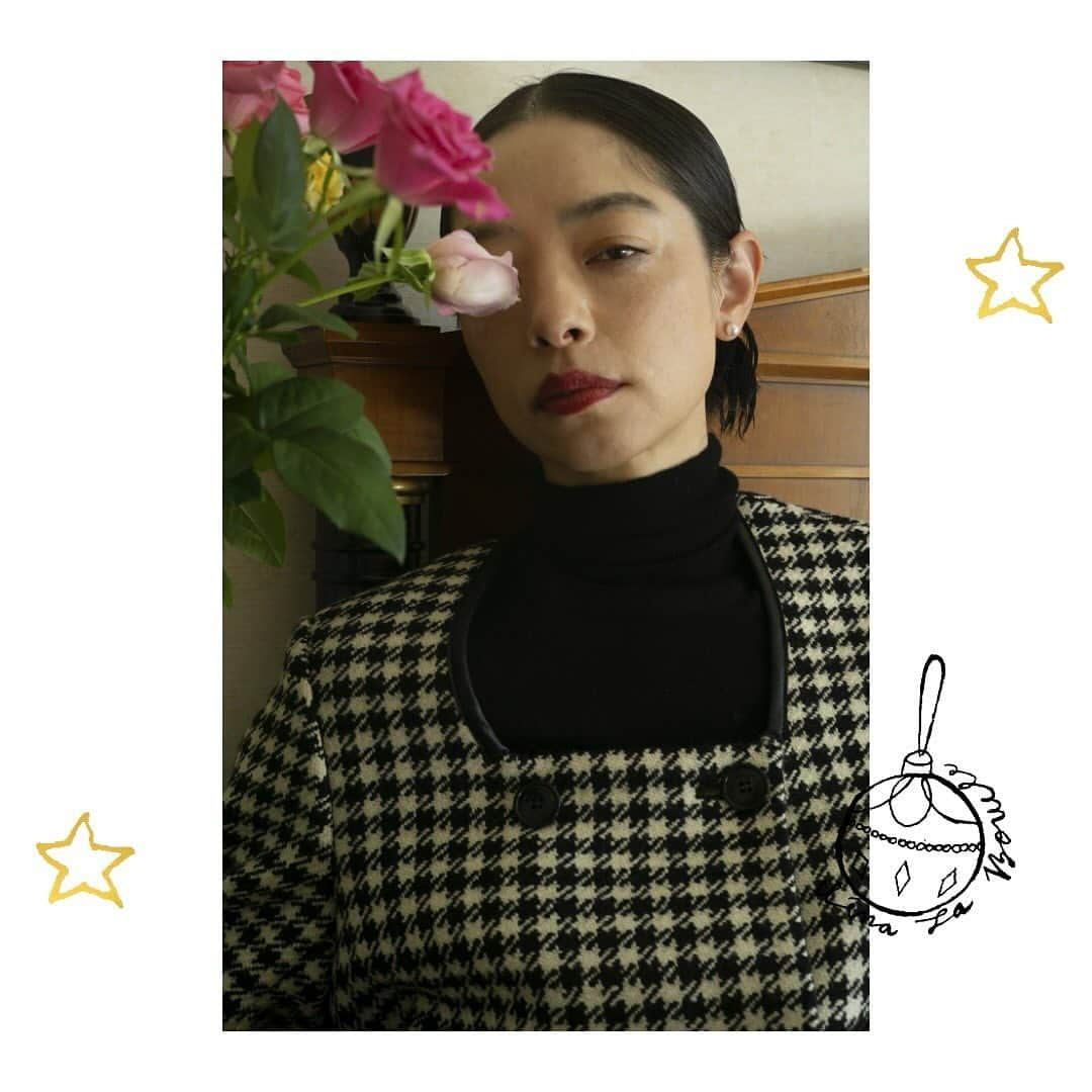 市川実和子さんのインスタグラム写真 - (市川実和子Instagram)「冬のIÉNA LA BOUCLE’23 ⁡ －HOLIDAY COLLECTION ‘23 × Miwako Ichikawa  撮影時、「こういう人、憧れる〜」と言いながら毎日グダグダの服着てる🤫 理想と現実。 今年も大変よく、綺麗に撮ってもらいました🤗  ⁡ model: @miwako_ichikawa_ photographs: @hirokomatsubaraa hair&make-up: @shinyakawamurashinyakawamura illustration: @toranekobonbon flower decoration: @naoten10 ⁡」11月30日 14時51分 - miwako_ichikawa_