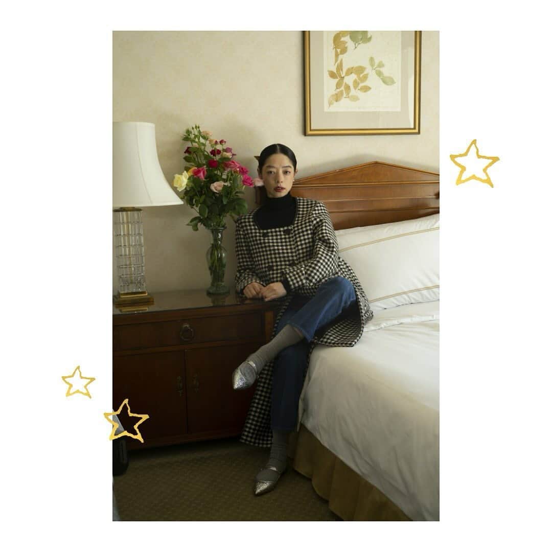 市川実和子のインスタグラム：「冬のIÉNA LA BOUCLE’23 ⁡ －HOLIDAY COLLECTION ‘23 × Miwako Ichikawa  撮影時、「こういう人、憧れる〜」と言いながら毎日グダグダの服着てる🤫 理想と現実。 今年も大変よく、綺麗に撮ってもらいました🤗  ⁡ model: @miwako_ichikawa_ photographs: @hirokomatsubaraa hair&make-up: @shinyakawamurashinyakawamura illustration: @toranekobonbon flower decoration: @naoten10 ⁡」