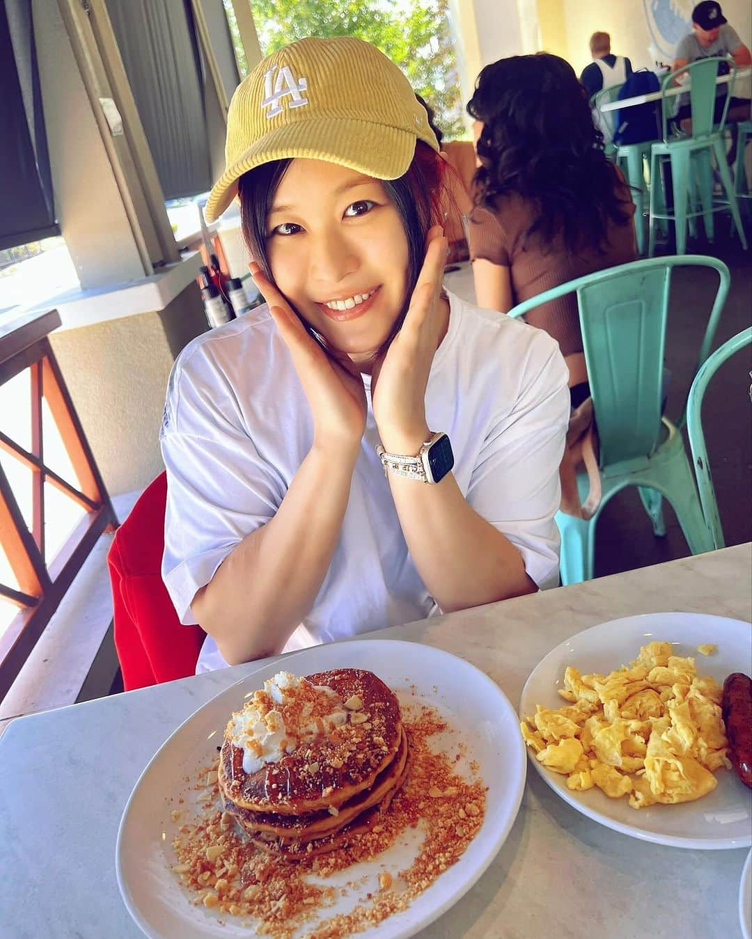 紫雷イオのインスタグラム：「I always miss Japanese food, but when I was on tour in Europe and Saudi Arabia, I really missed American food.  Pancakes make me happy.😋🥞  #pancakes #americanfood #アメリカ生活 #iyosky #日常」