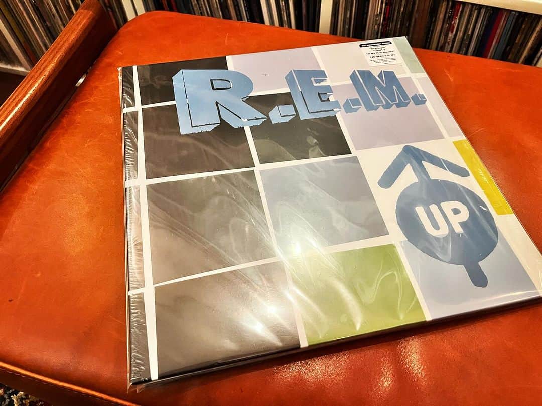浅田信一のインスタグラム：「UP / R.E.M.  世界で1番好きなバンドの2番目に好きなアルバムが、アナログ盤でリイシューされるというのでアメリカのオフィシャルサイトをのぞくと予約受付中。円安で送料含めるとかなり高くつくなと思いつつ、アナログ盤は買い逃すとなくなってしまうおそれがあるので即予約。2ヶ月待って今日やっと届いた。  そんな矢先、Amazonを見てみたら普通に売ってて、しかも送料無料で2割引¥4,808だって。...確かその倍くらい払ってるよな...。まあ、Amazonは見なかったことにしよう。  Tシャツも一緒に注文できたしドンマイドンマイ。バンドに還元されていればそれでいいさ！ しかし良いアルバムだ！最高！」