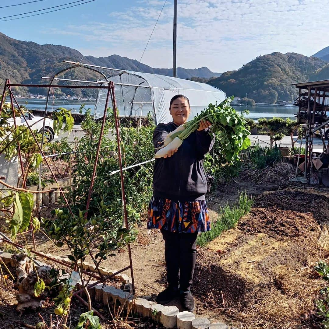 ぢゃいこのインスタグラム：「🍊愛媛の味 おばちゃんの畑で採れた大根と、愛媛の味噌を使って具だくさんの豚汁🍜💕 そして、その大根の葉っぱとじゃこで炒めもん。 こりゃご飯が進むよーーーーー🍚💕 #愛媛の味噌 #伊予の味噌 #豚汁 #具だくさん豚汁 #大根葉とじゃこの炒めもん #自炊 #家ごはん #調理師免許 #食生活アドバイザー #ぢゃいこ #吉本新喜劇ぢゃいこ #吉本新喜劇」