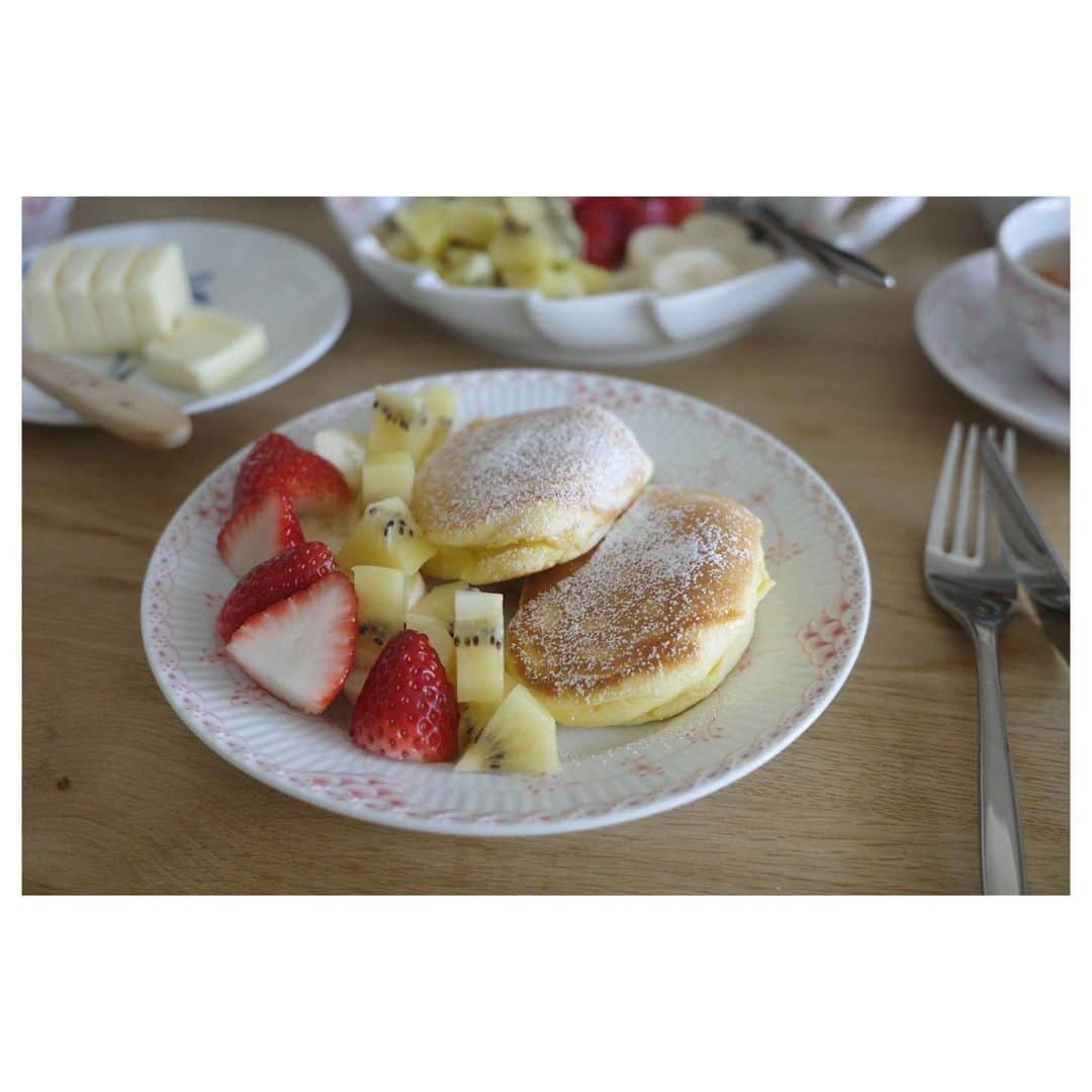 高垣麗子のインスタグラム：「* おやつにパンケーキを焼きました ビタミン豊富なフルーツの甘さを大事にしたかったので、今日はシロップは無し バターはお好みで  そして何よりも器をロイヤル コペンハーゲンで揃えてみたので、いつも以上に華やかで幸せ気分です  こちらのコーラル コレクション あたたかみのある鮮やかな色合いがとっても可愛らしいんですよね  フルーテッドシリーズは、実はブルーとブラックを長年愛用しています どんなお料理とも相性が良いし、繊細なのに丈夫でどのサイズ感も使いやすいんです 絵柄はすべて職人さんによる手描きなんですよね  娘がイタズラをしないかと心配でここ数年は飾ってばかりでしたが、そろそろ私のお気に入りを登場させて楽しみたいと考えているところ 来年は小学生 ロイヤル コペンハーゲンの良さを少しずつ伝えていくのも良い時期なのかもしれません  いつものおやつタイムが特別な時間に感じます🥰🥞 *  #PR #ロイヤルコペンハーゲン　 #コーラルのある暮らし　 #ロイヤルコペンハーゲンのあるくらし @royalcopenhagenjapan」