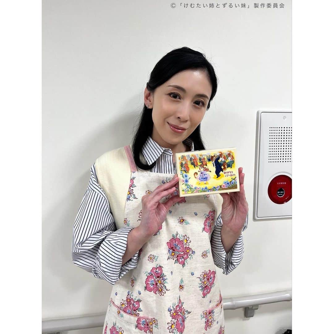 けむたい姉とずるい妹のインスタグラム：「. ／ 『#けむたい姉とずるい妹 』 最後まで ご視聴ありがとうございました！ ＼  クランクアップ写真💐 東郷由里子役 #雛形あきこ さん 二宮ひかる役 #桜田通 さん  最終話は #TVer で見逃し配信中🎗 tver.jp/episodes/epzy8ldb7w  U-NEXT・Leminoで全話配信中💠  #テレビ東京 #けむずる  #栗山千明 #馬場ふみか #栁俊太郎」